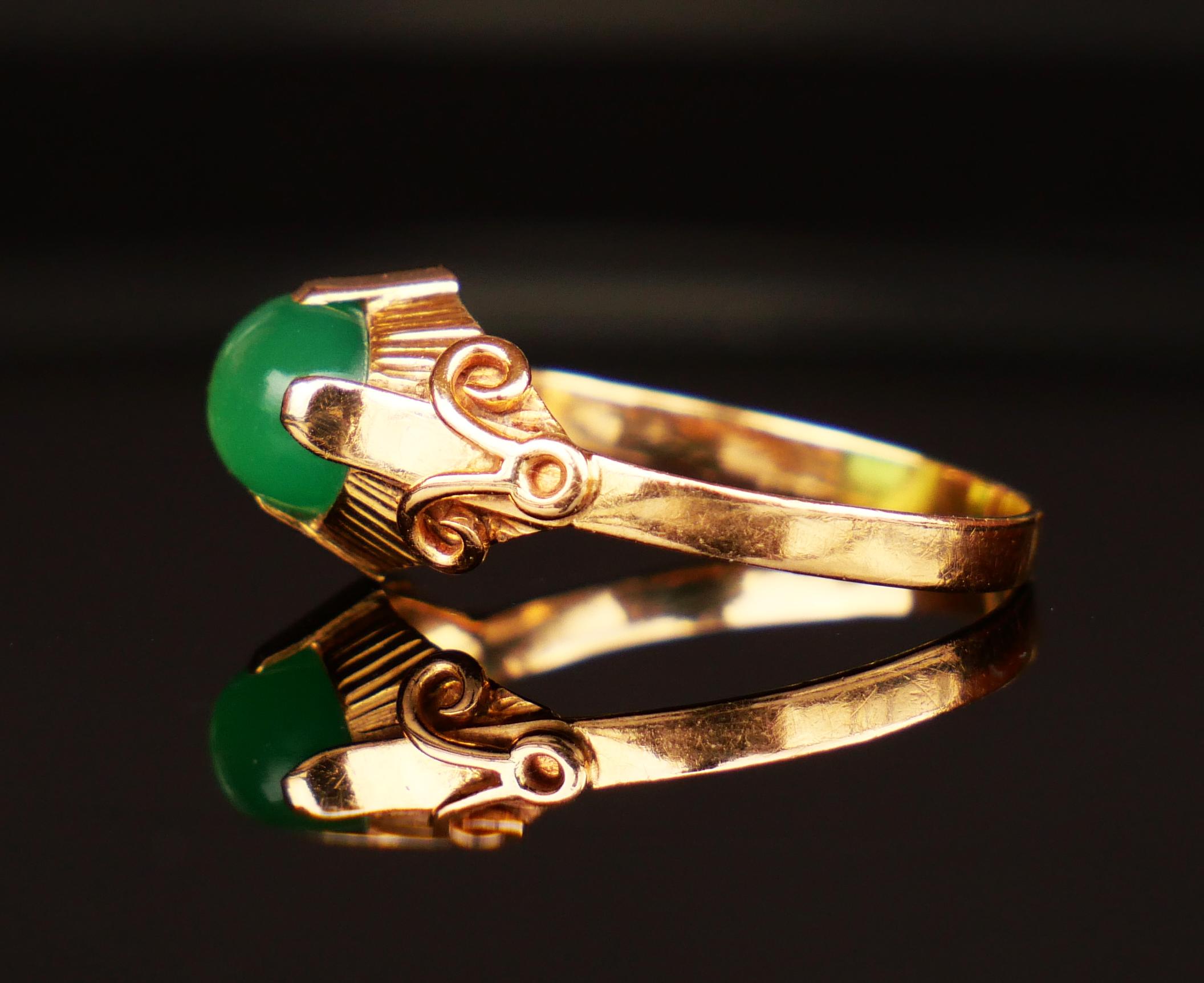 Retro 1954 Ring natural Green Chalcedony 18K Yellow Gold Ø 6 US / 2 gr For Sale