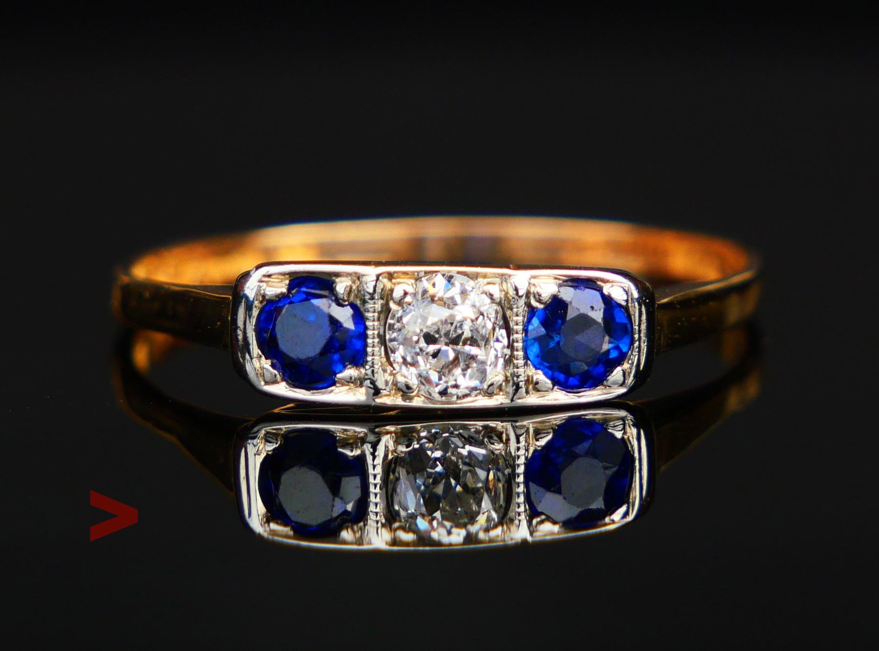 Anello antico con tre pietre e fascia in oro giallo 18 carati massiccio  diamanti e zaffiri blu incastonati in platino o oro bianco.

Set di punzoni svedesi, 18 carati, città di Göteborg, marchio del produttore  marchi e combinazione di date D9: