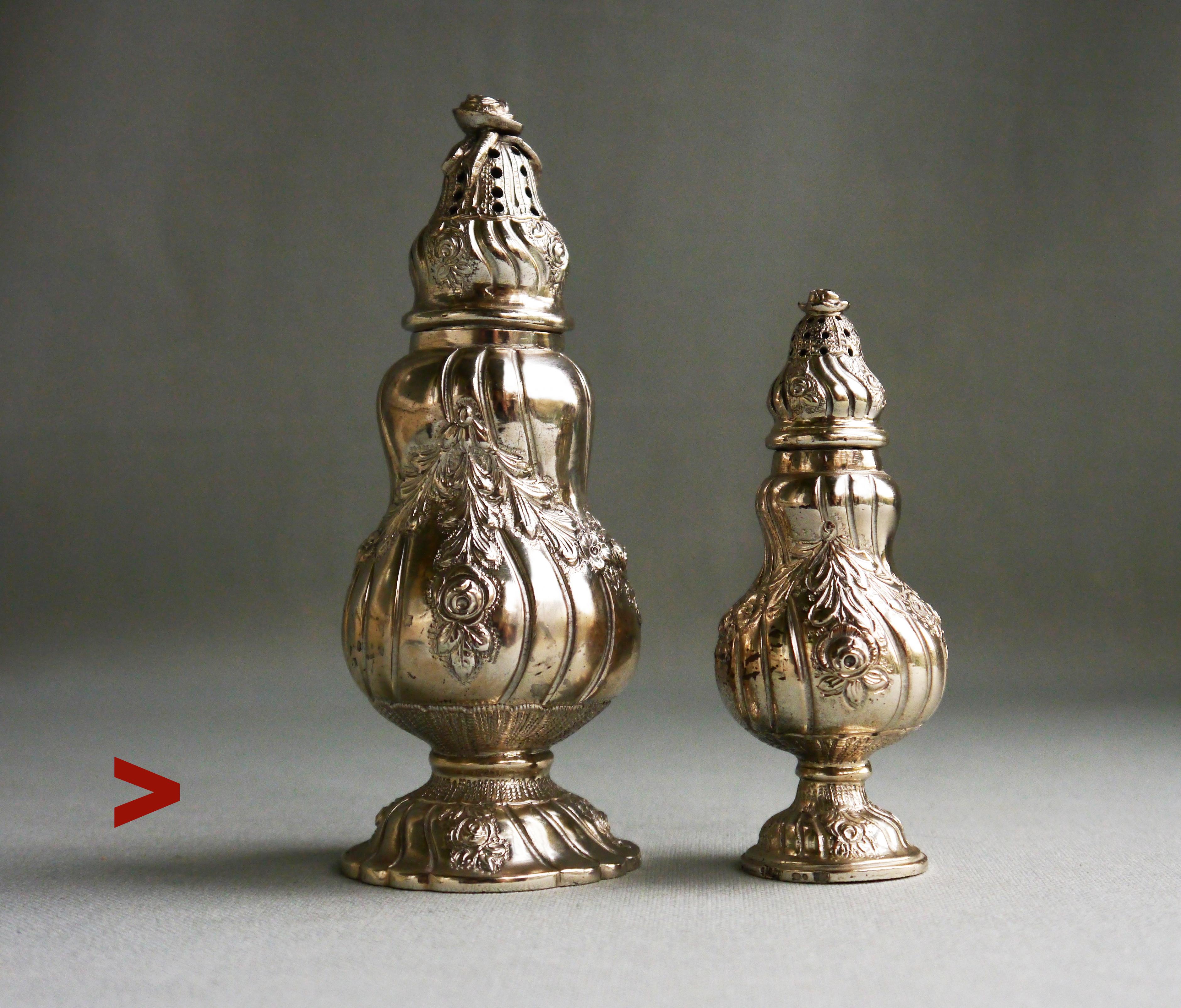 Two matching Spice Casters decorated with cast flowers and garlands ornaments in solid 830 grade Silver. 
Both hallmarked with maker's and Swedish customs marks ,imported  in 1954 ( combo D9) . 

Measure : Larger 13.5 cm /  weight  112gr
Smaller  :
