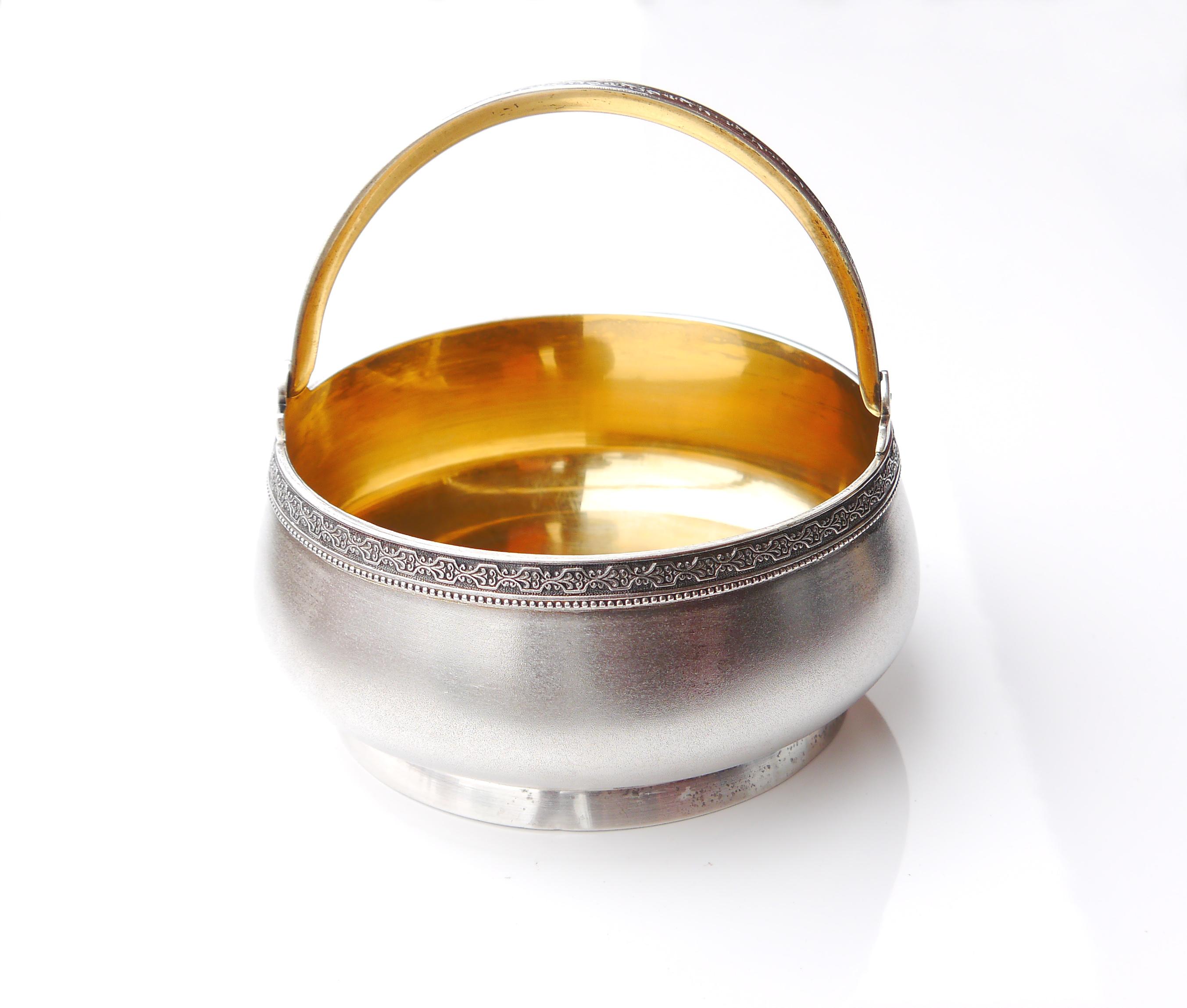 Cestino d'epoca sovietica in argento massiccio 875 con decorazioni fuse e interni dorati che seguono le tradizioni del design modernista russo dei primi del XX secolo.

Periodo: Regno di Nikita Krusciov ( 1894 - 1971). Marchio con una serie completa