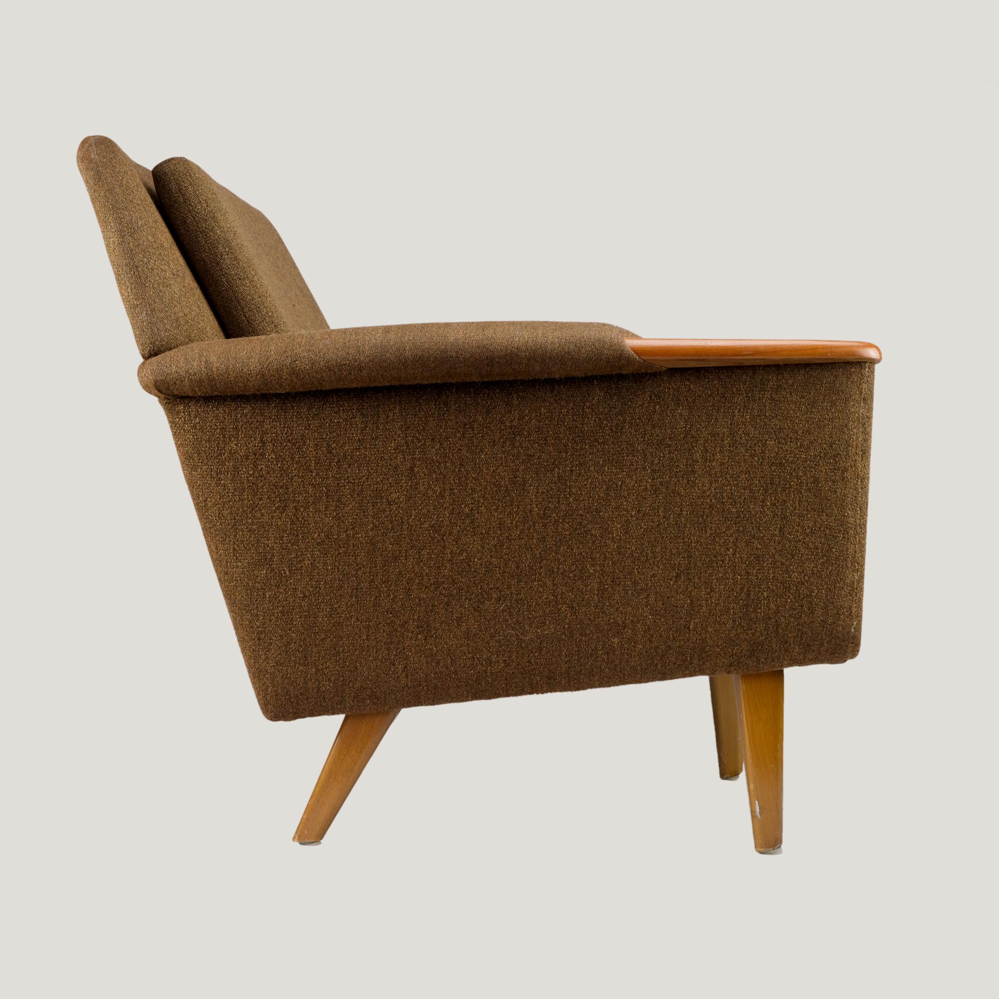 A very rare if not unique vintage edition of the Sonett armchair by Alf Svensson with teak armrests.
Date of manufacture: 1954
Manufacturer: Ljungs Industrier, Malmö.
Wooden construction, brown textile covering, teak armrests.

Alf Svensson