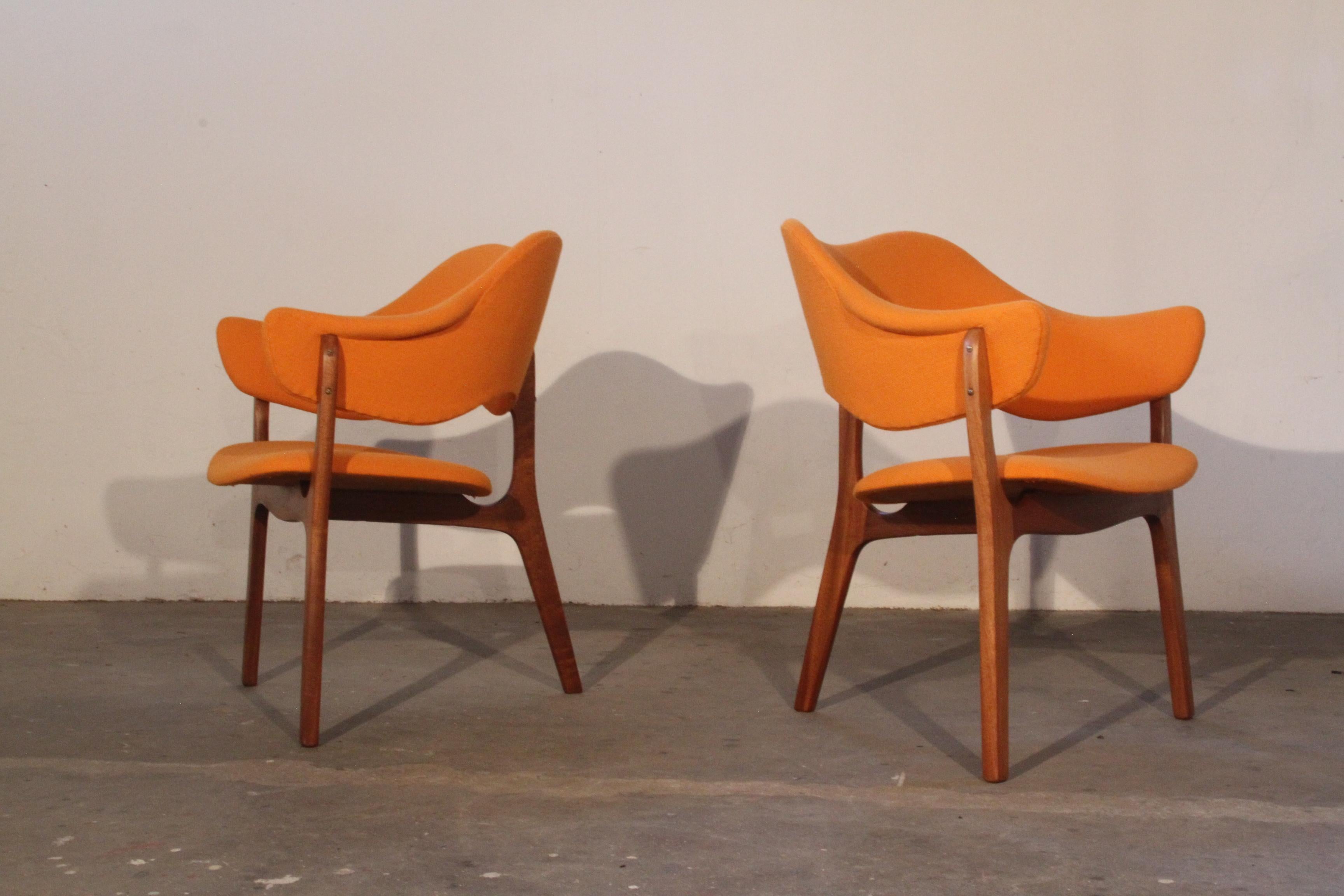 Un bellissimo set di poltrone a tre gambe restaurate e rivestite di recente, disegnate da Kjell Hjall e Bjarne Stave nel 1954 per la Möre Lenestolfabrikk, una fabbrica norvegese fondata nel 1929.

Queste sedie sono state originariamente create per