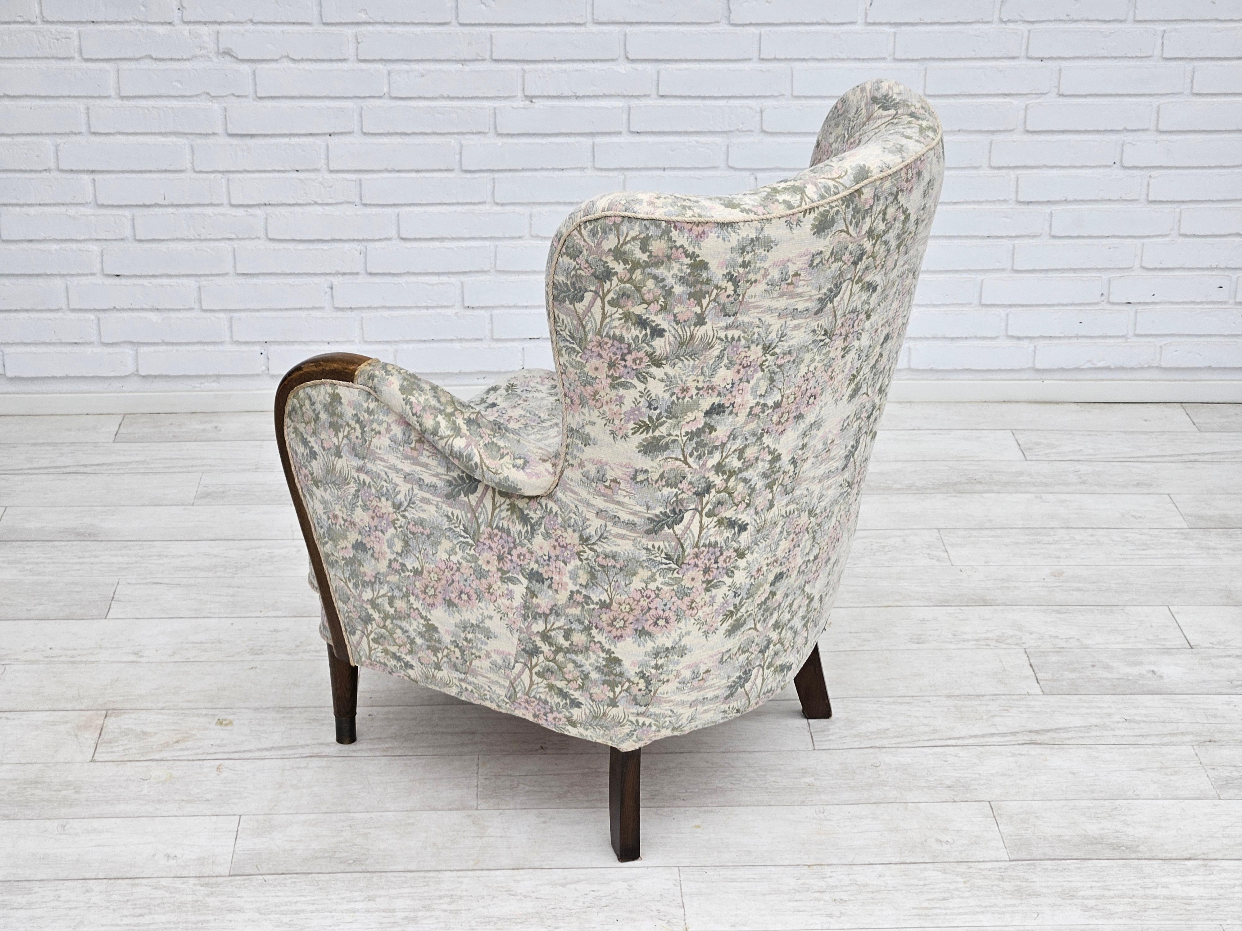 Tissu 1955-60, design danois, fauteuil en tissu multicolore floral, original. en vente
