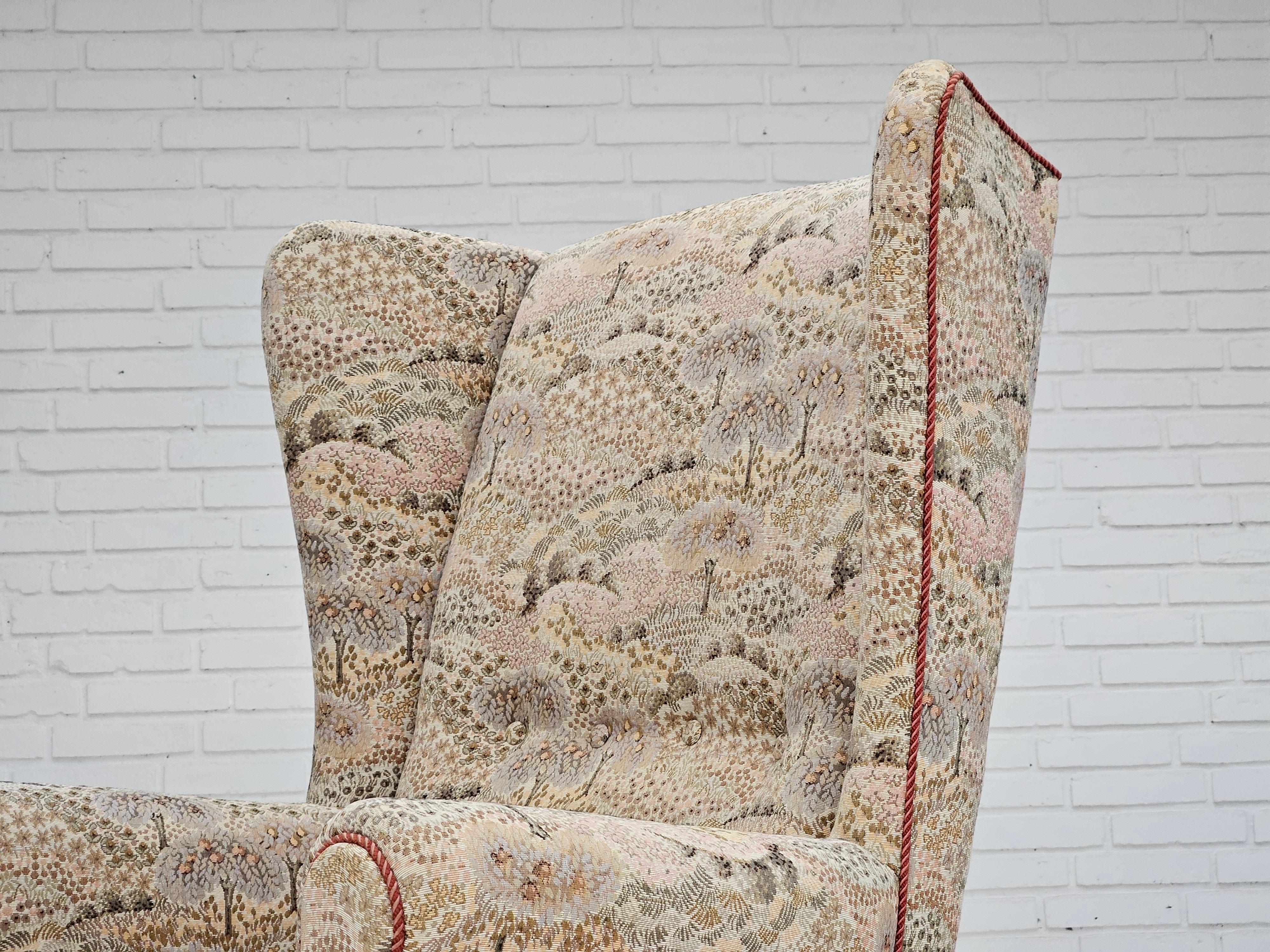 1955-60er Jahre, dänisches Design, Sessel mit hoher Rückenlehne und floralem, mehrfarbigem Stoff. im Angebot 6