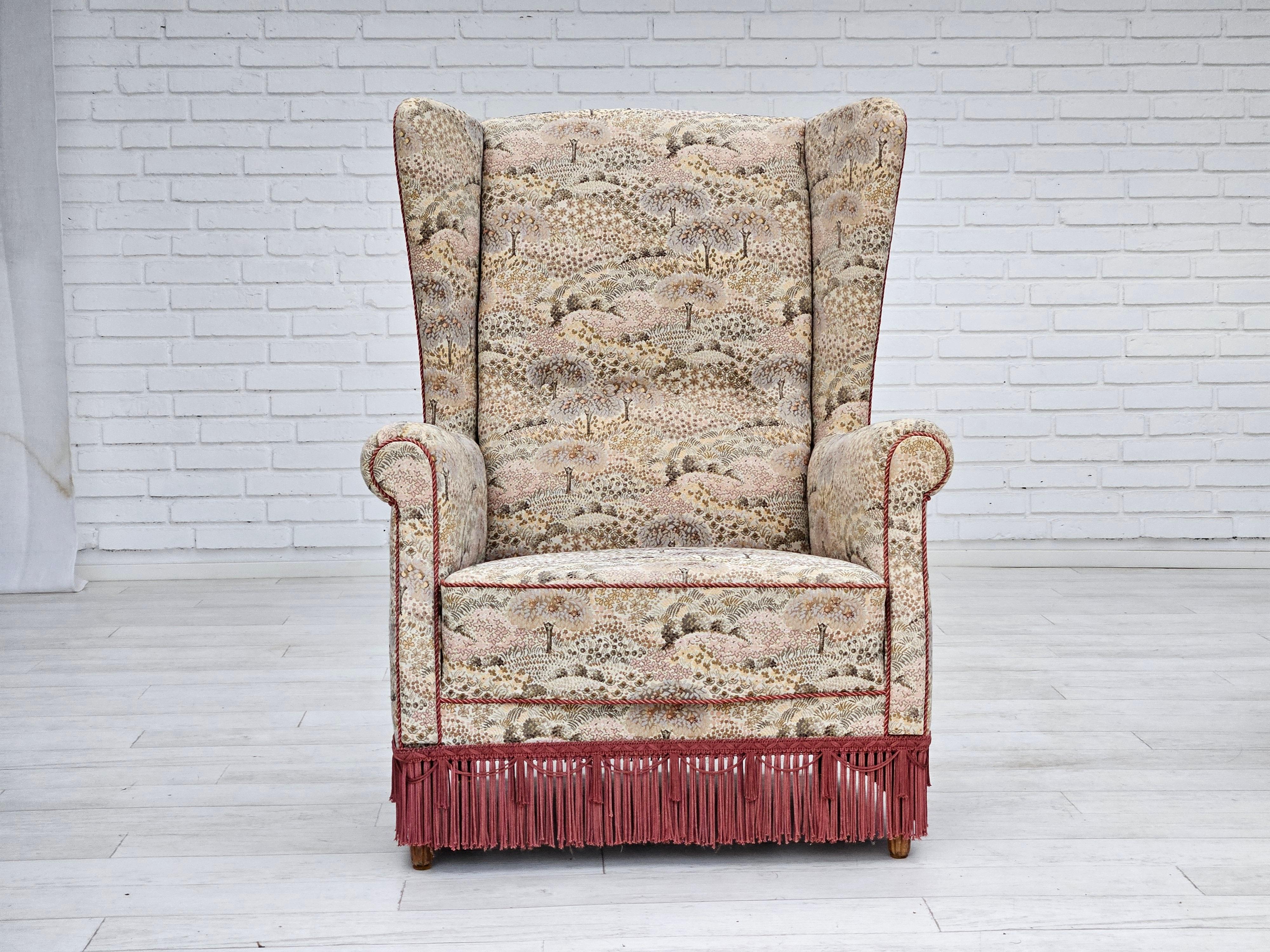 1955-60er Jahre, dänisches Design, Sessel mit hoher Rückenlehne und floralem, mehrfarbigem Stoff. (Skandinavische Moderne) im Angebot