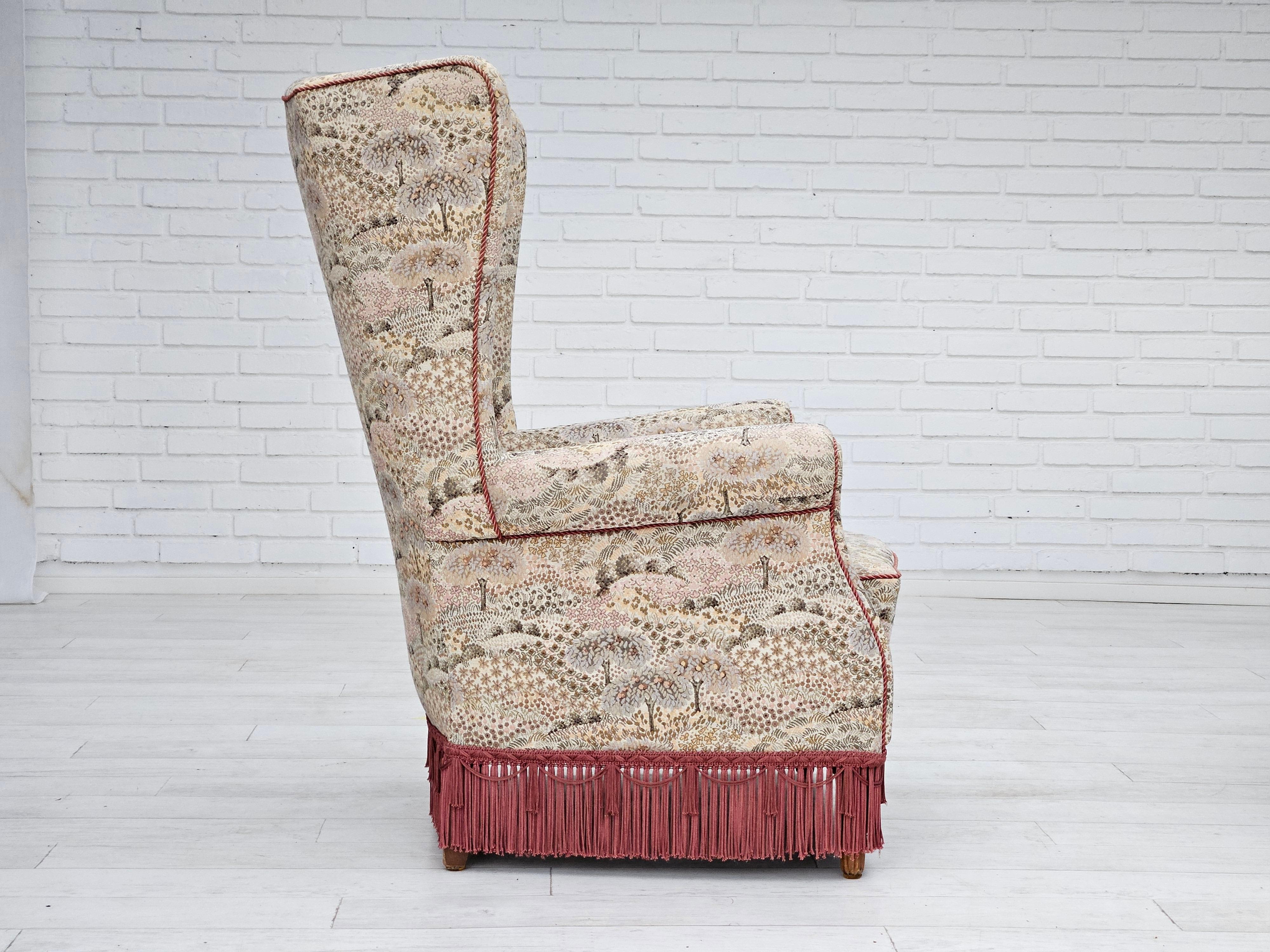 1955-60er Jahre, dänisches Design, Sessel mit hoher Rückenlehne und floralem, mehrfarbigem Stoff. (Dänisch) im Angebot