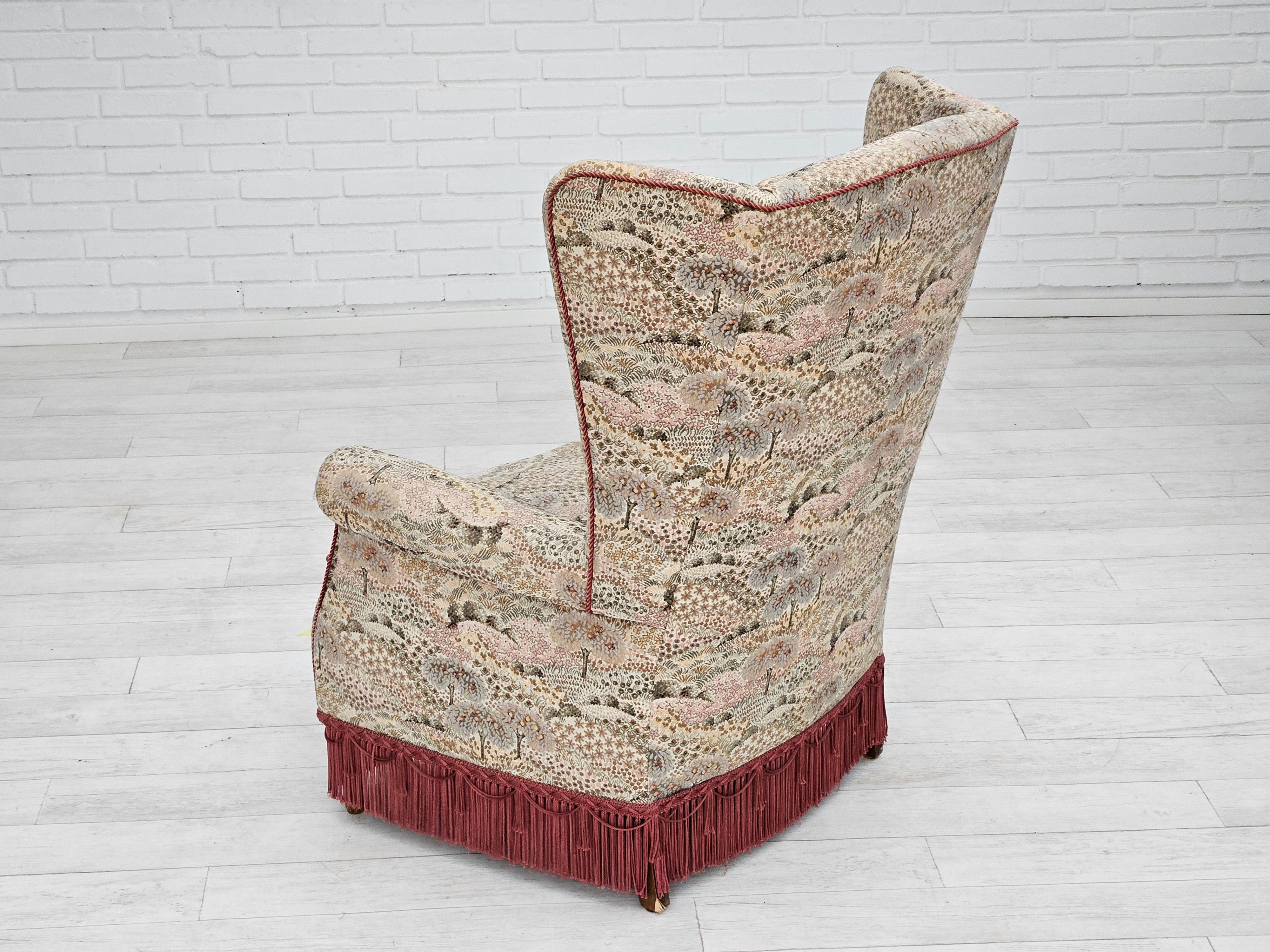 Milieu du XXe siècle 1955-60, design danois, fauteuil à haut dossier en tissu multicolore floral. en vente