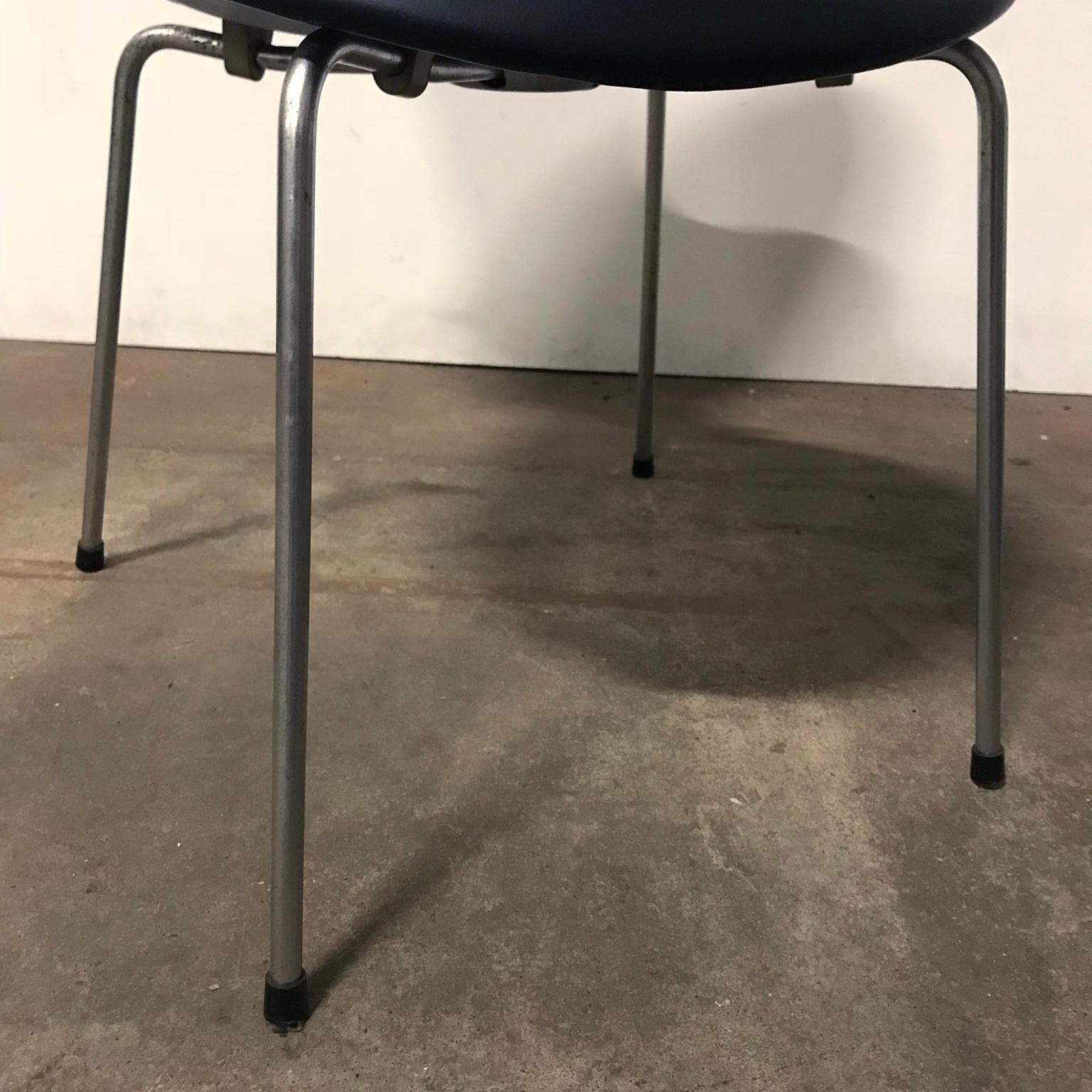1955, Arne Jacobsen, Early Vintage Black Faux Leather 3107 Butterfly Chair For Sale 4