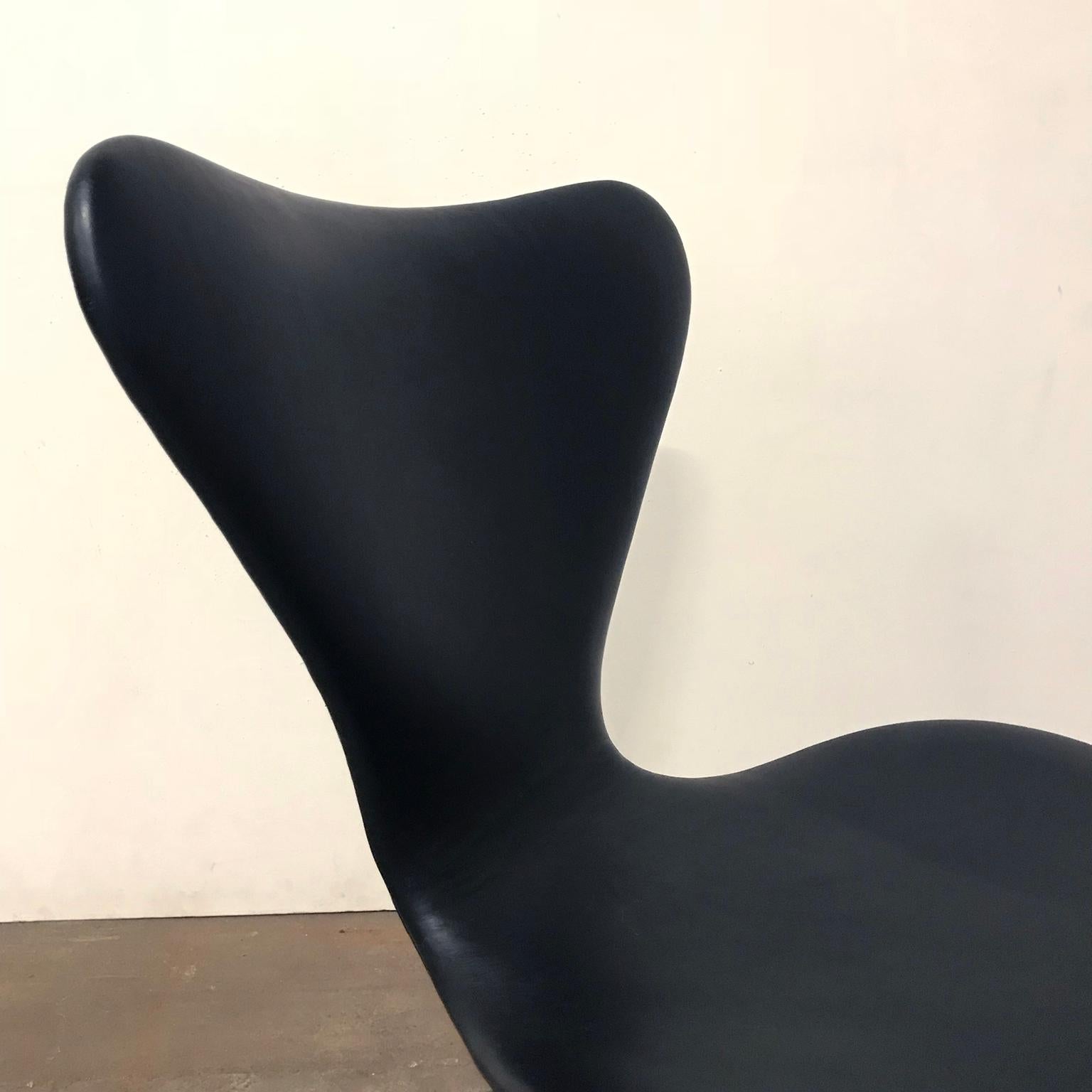 1955, Arne Jacobsen, Early Vintage Black Faux Leather 3107 Butterfly Chair For Sale 5