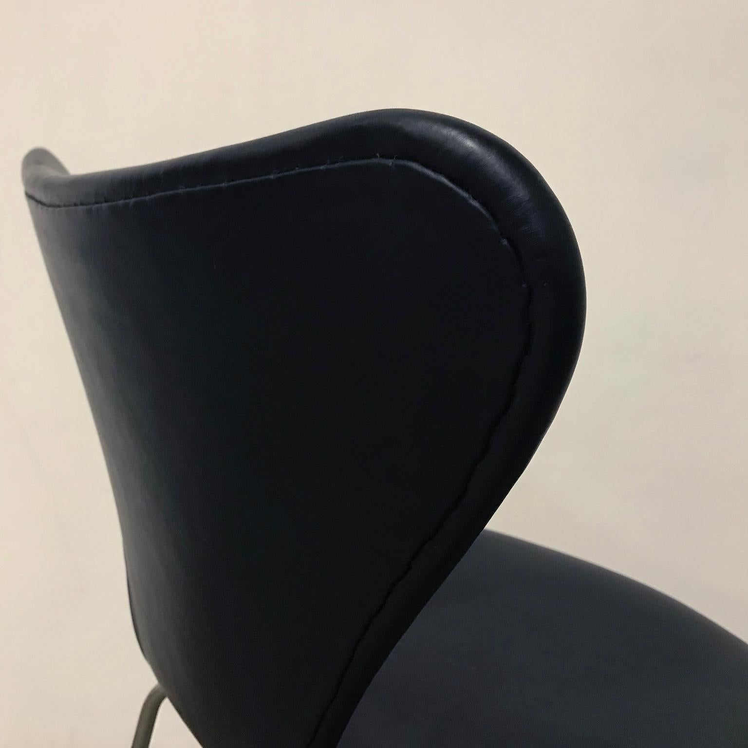 1955, Arne Jacobsen, Early Vintage Black Faux Leather 3107 Butterfly Chair For Sale 6