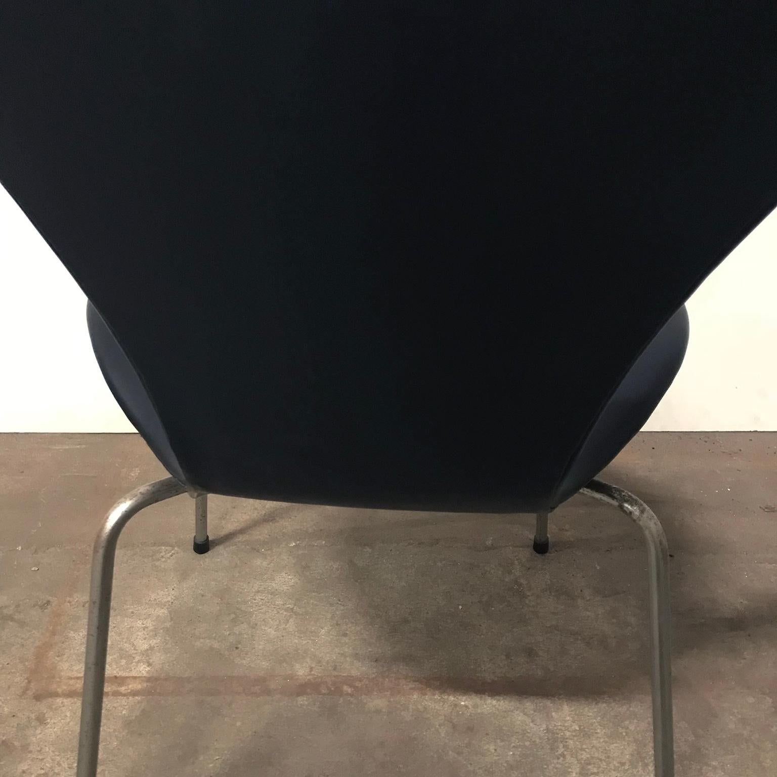 1955, Arne Jacobsen, Early Vintage Black Faux Leather 3107 Butterfly Chair For Sale 8