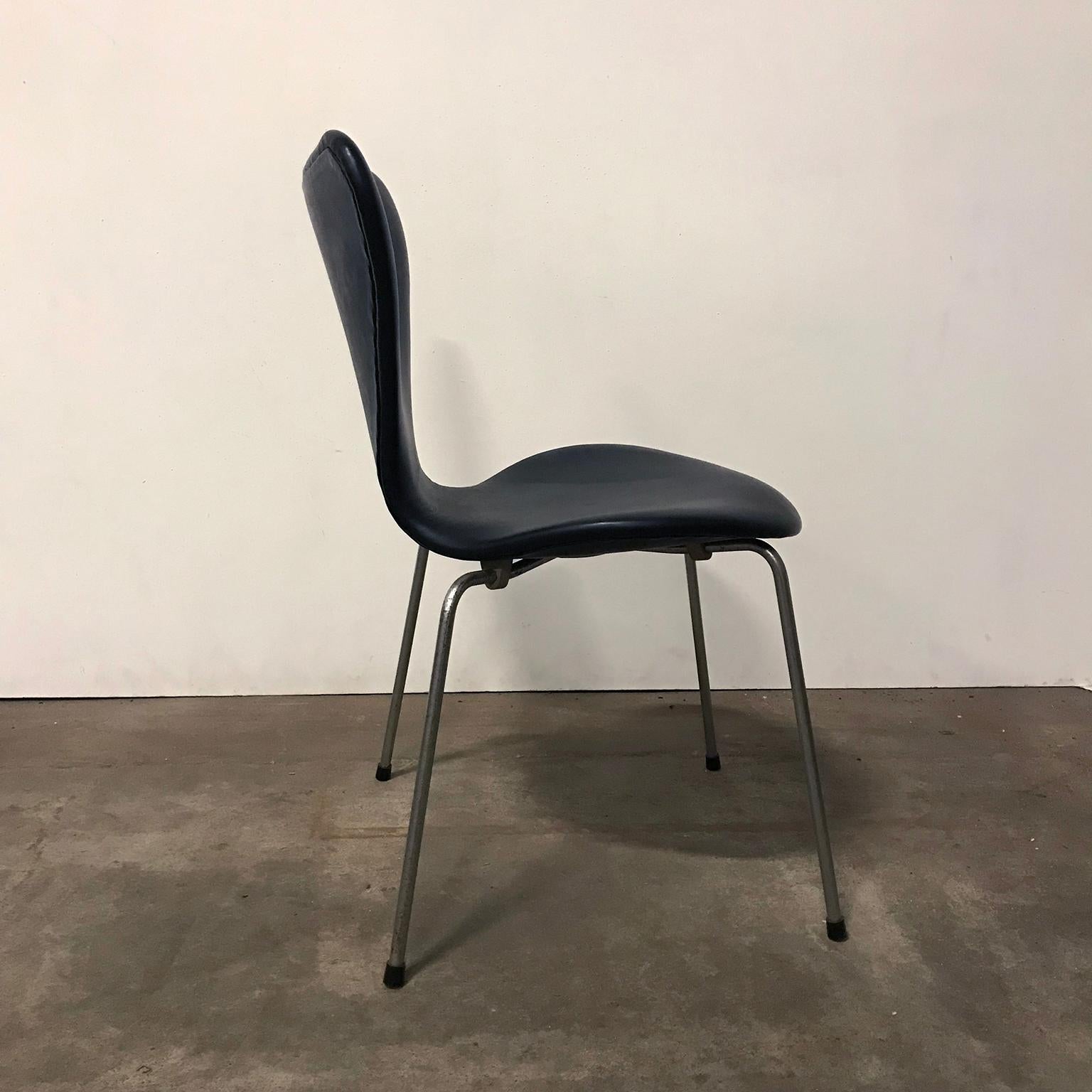 Mid-Century Modern 1955, Arne Jacobsen, Early Vintage Black Faux Leather 3107 Butterfly Chair For Sale