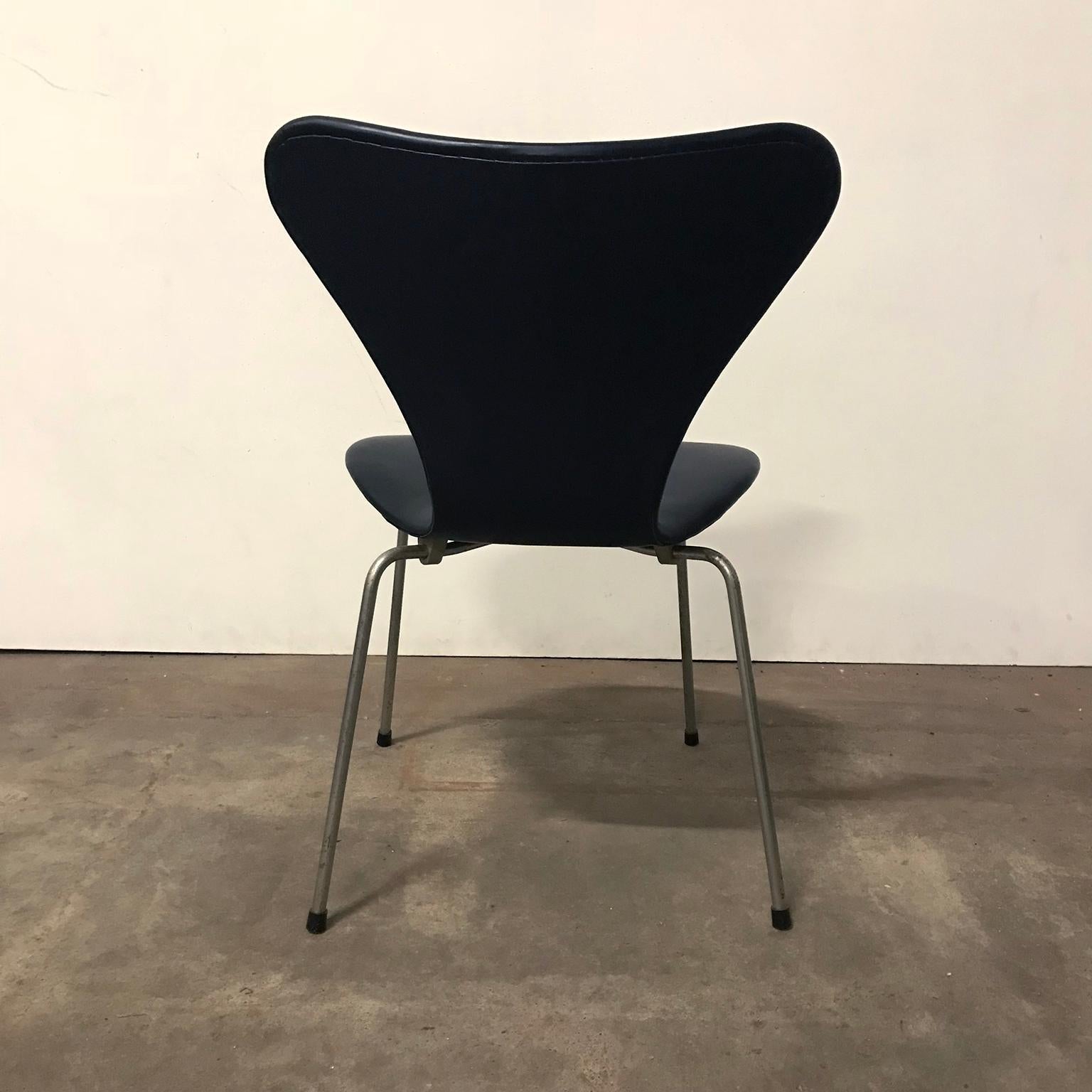 1955, Arne Jacobsen, Früher Vintage-Schmetterlingsstuhl aus schwarzem Kunstleder 3107 im Zustand „Gut“ im Angebot in Amsterdam IJMuiden, NL