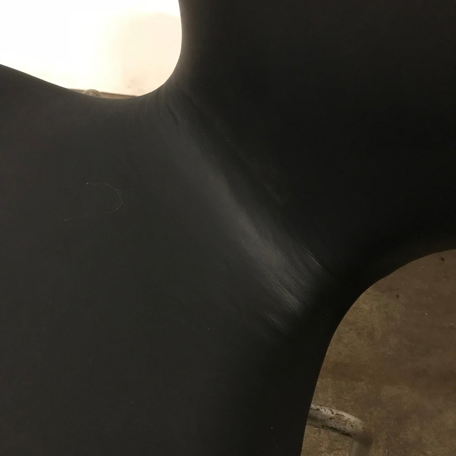 1955, Arne Jacobsen, Early Vintage Black Faux Leather 3107 Butterfly Chair For Sale 1