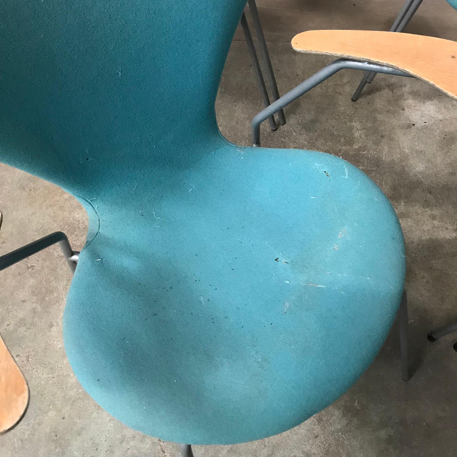 1955, Arne Jacobsen, Eight Turquoise to Upholster 3207 Butterfly Armchairs In Distressed Condition For Sale In Amsterdam IJMuiden, NL