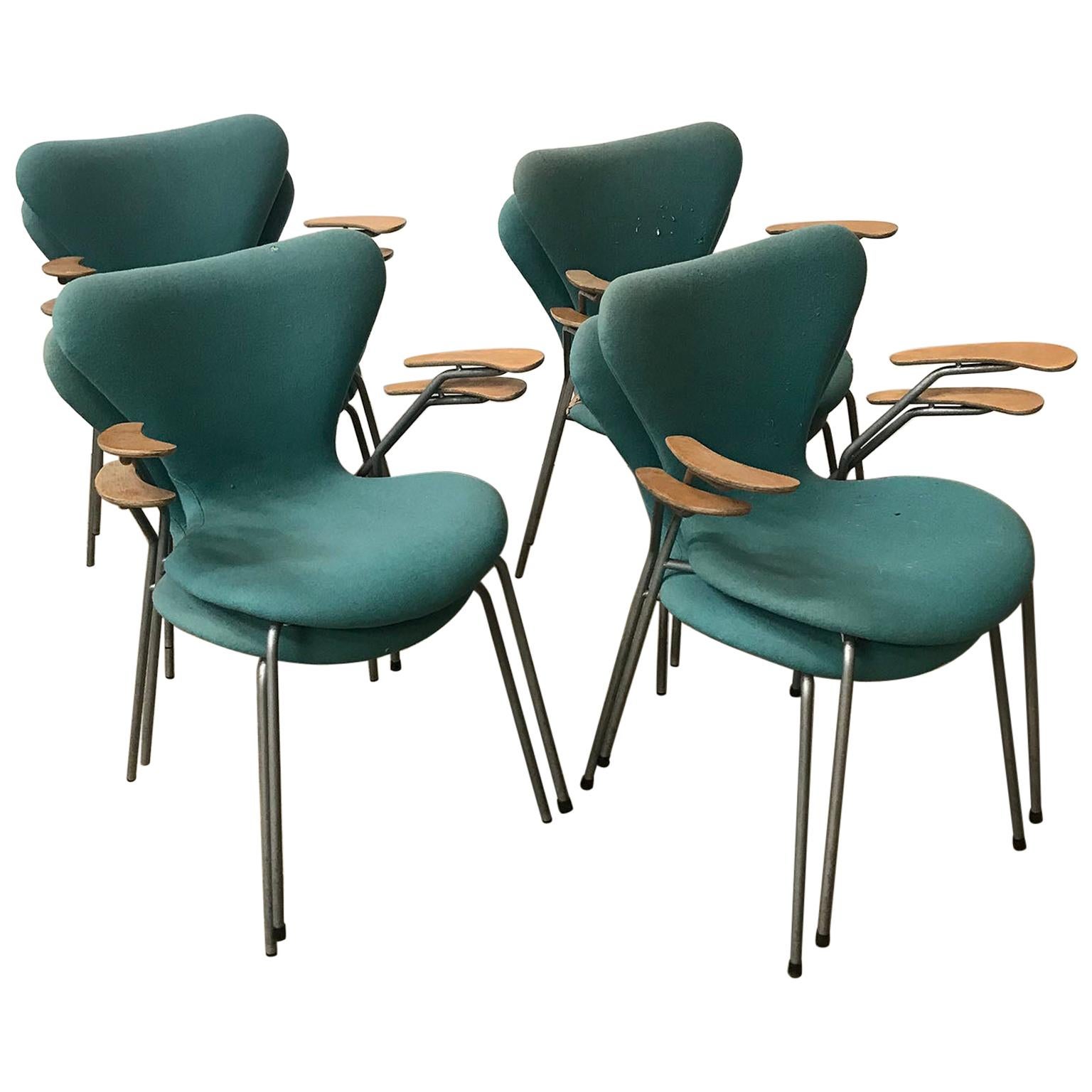En 1955, Arne Jacobsen, huit fauteuils papillons turquoise à rembourrage 3207