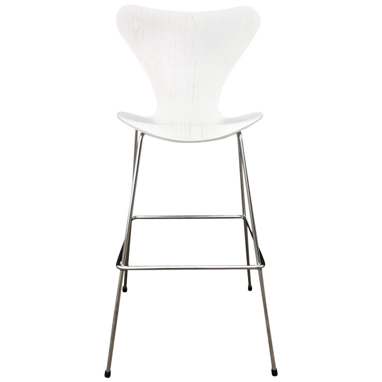 1955, Arne Jacobsen, Fritz Hansen, Barhocker 3197, Schmetterling aus weißem Lasur