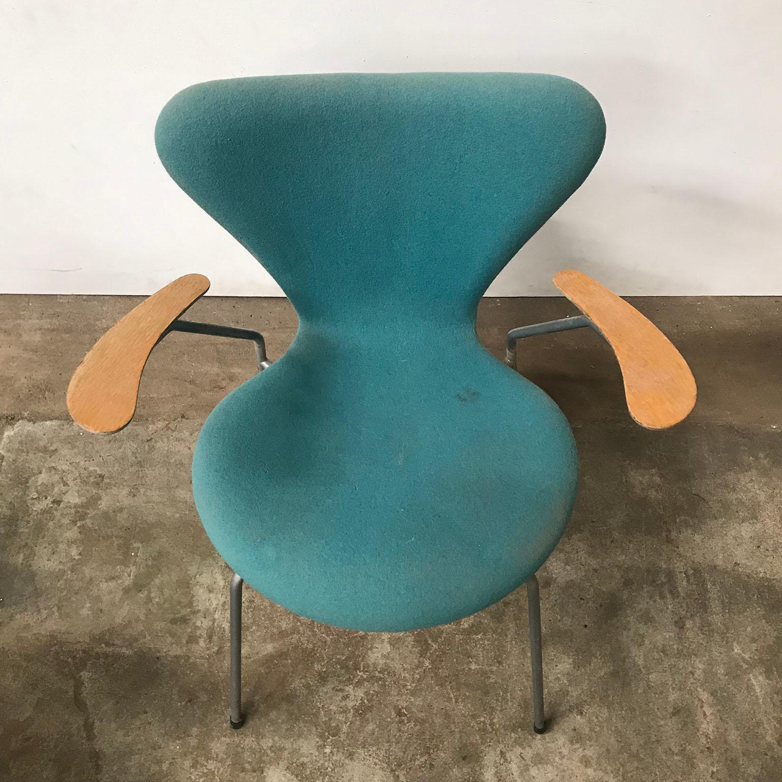 1955, Arne Jacobsen, Satz von vier türkisfarbenen gepolsterten Schmetterlingsesseln 3207 im Angebot 3