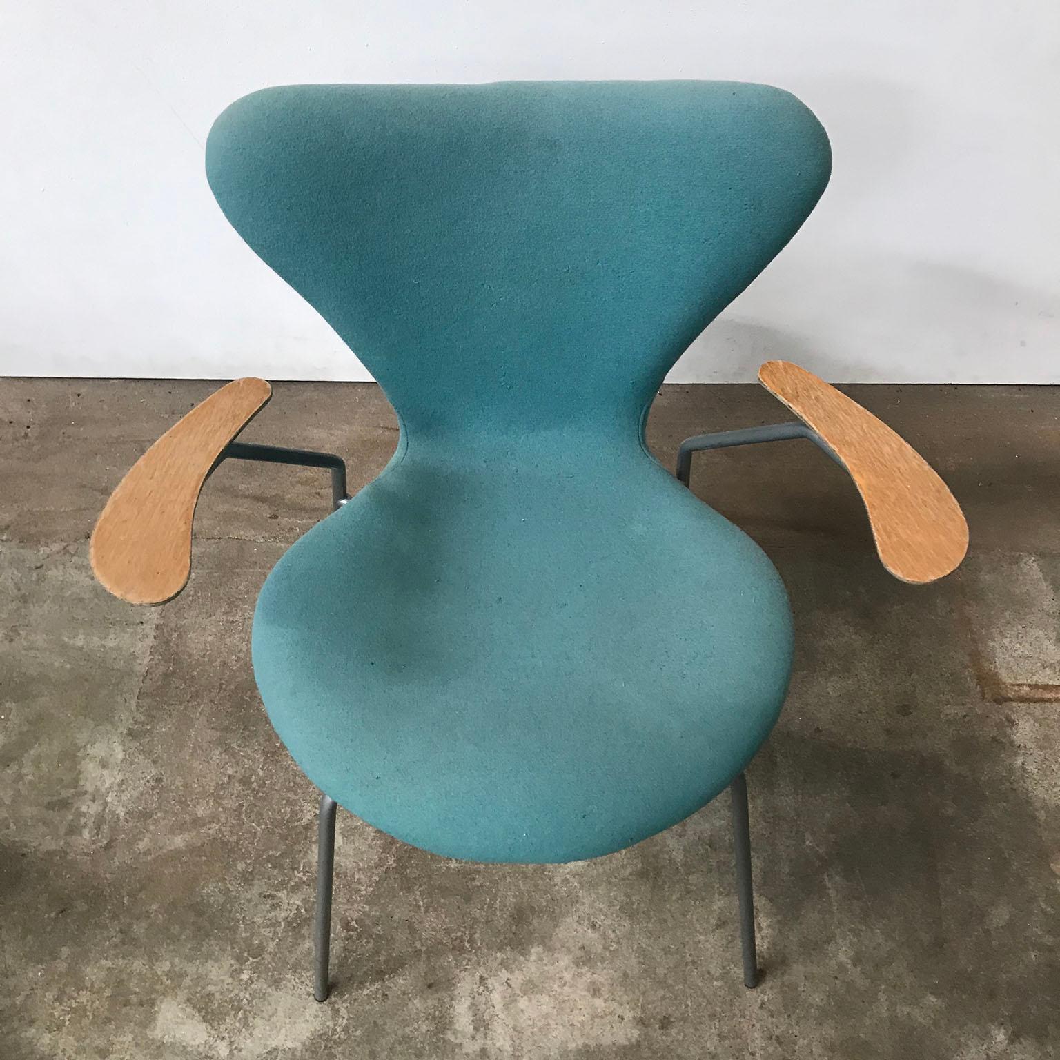 1955, Arne Jacobsen, Set of Four Turquoise Upholstered 3207 Butterfly Armchairs For Sale 4