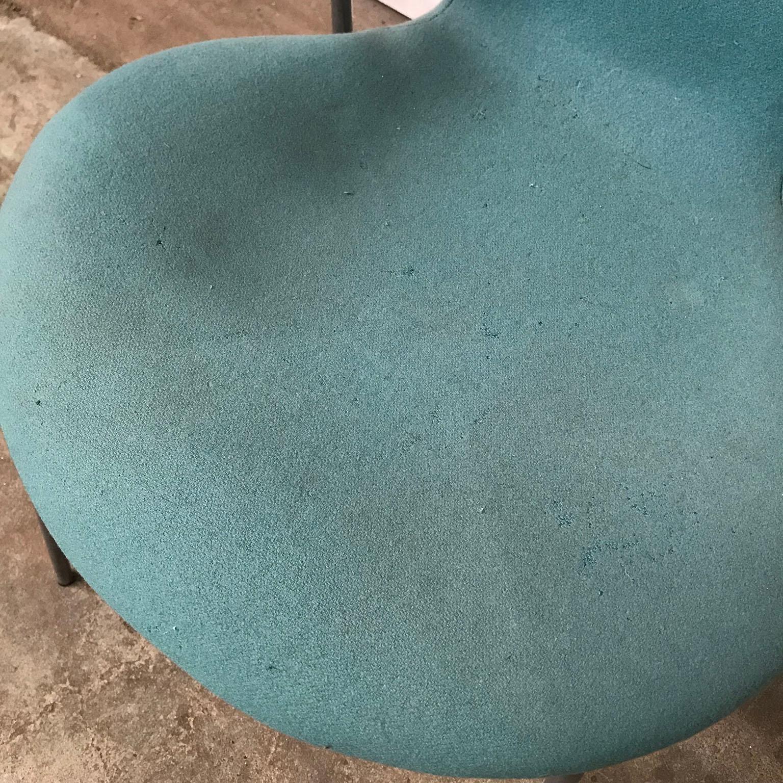 1955, Arne Jacobsen, Set of Four Turquoise Upholstered 3207 Butterfly Armchairs For Sale 6
