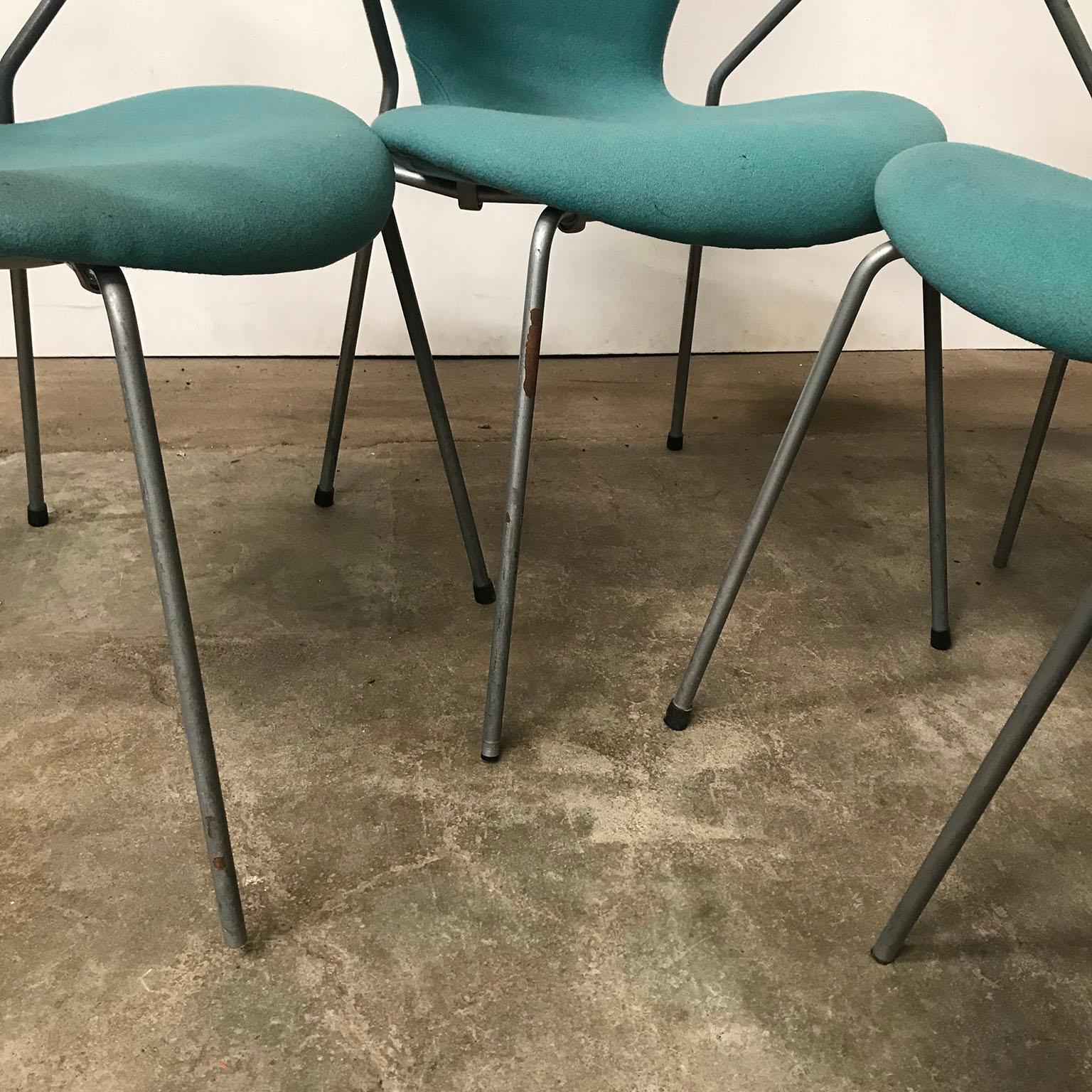 1955, Arne Jacobsen, Set of Four Turquoise Upholstered 3207 Butterfly Armchairs For Sale 8