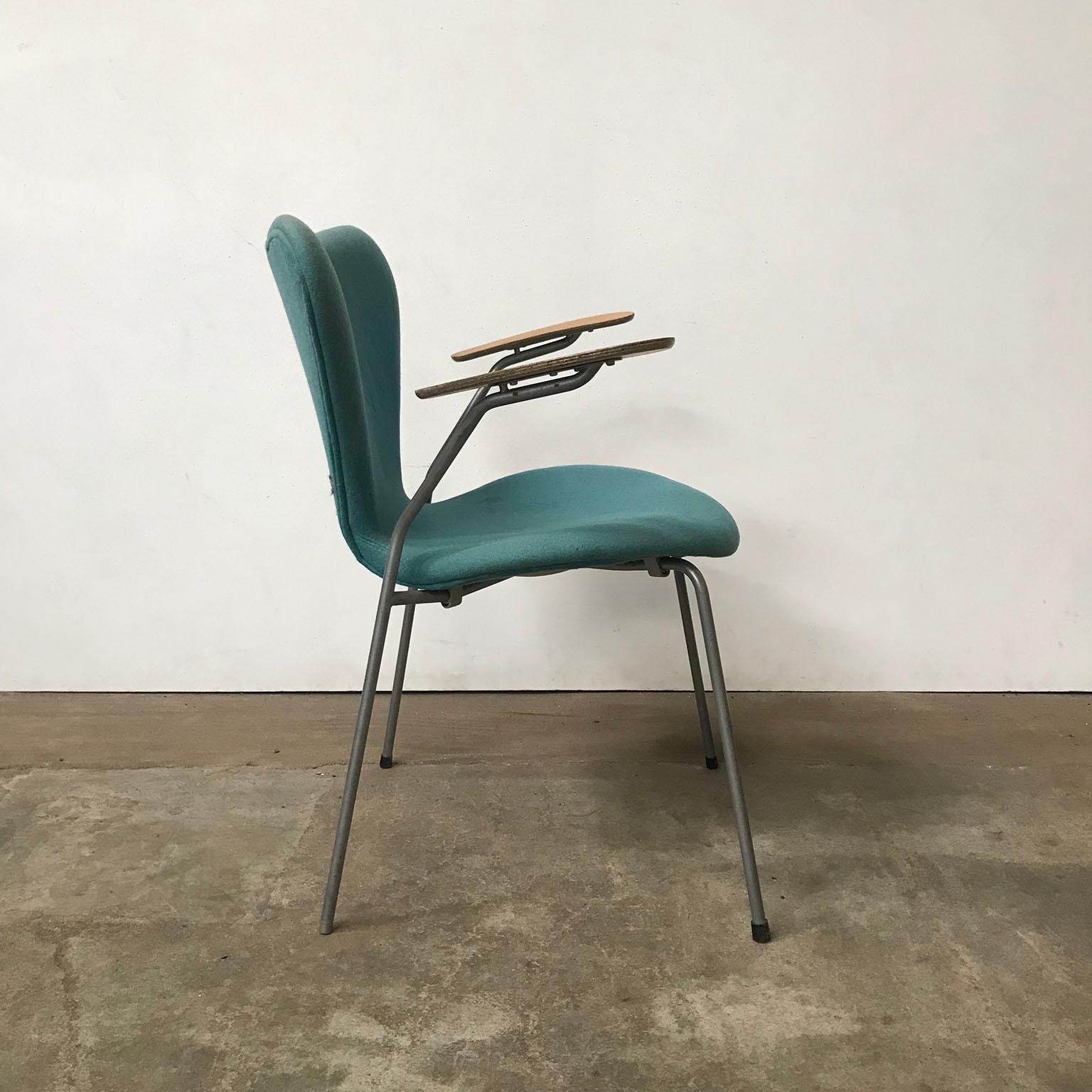 1955, Arne Jacobsen, Set of Four Turquoise Upholstered 3207 Butterfly Armchairs For Sale 9