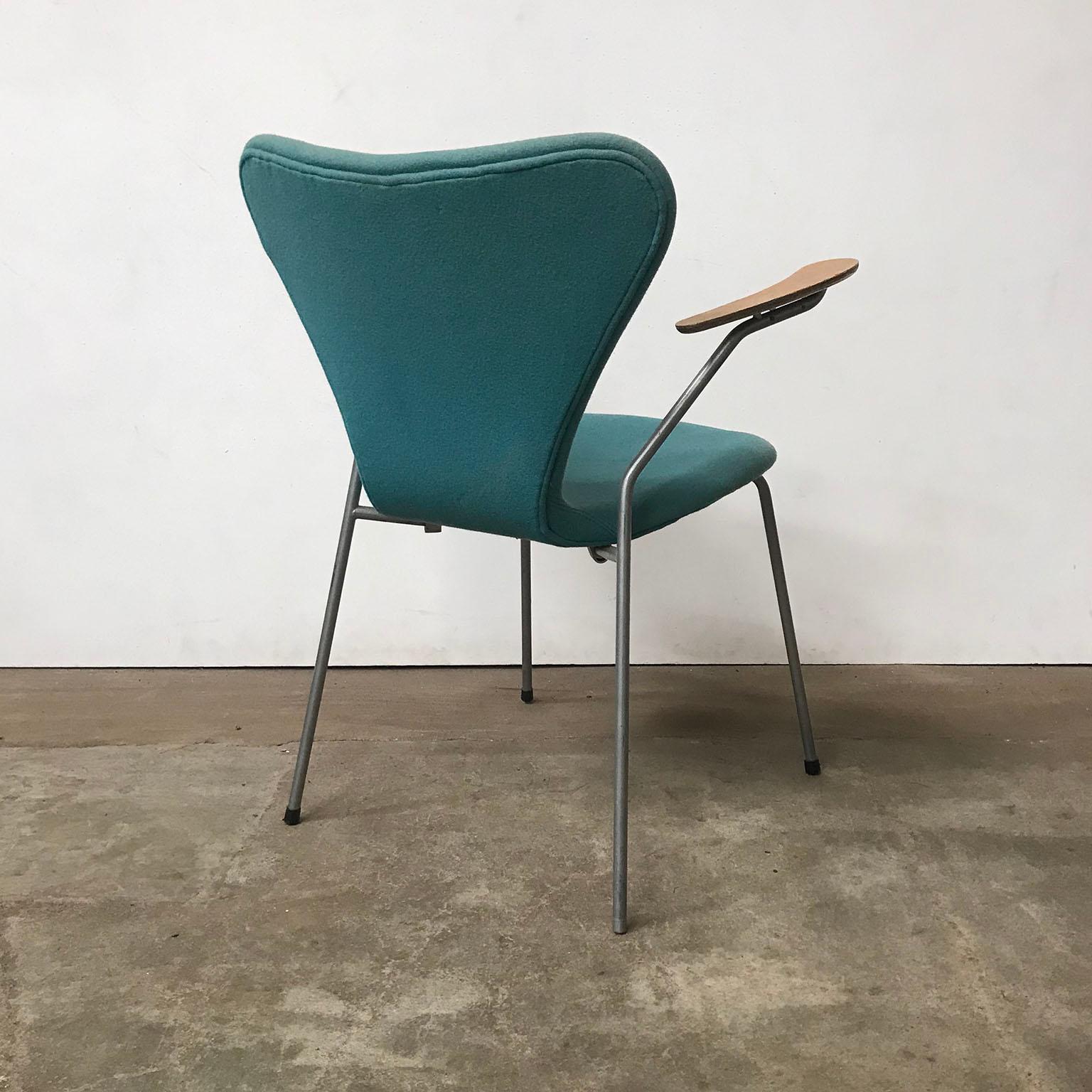 1955, Arne Jacobsen, Set of Four Turquoise Upholstered 3207 Butterfly Armchairs For Sale 10