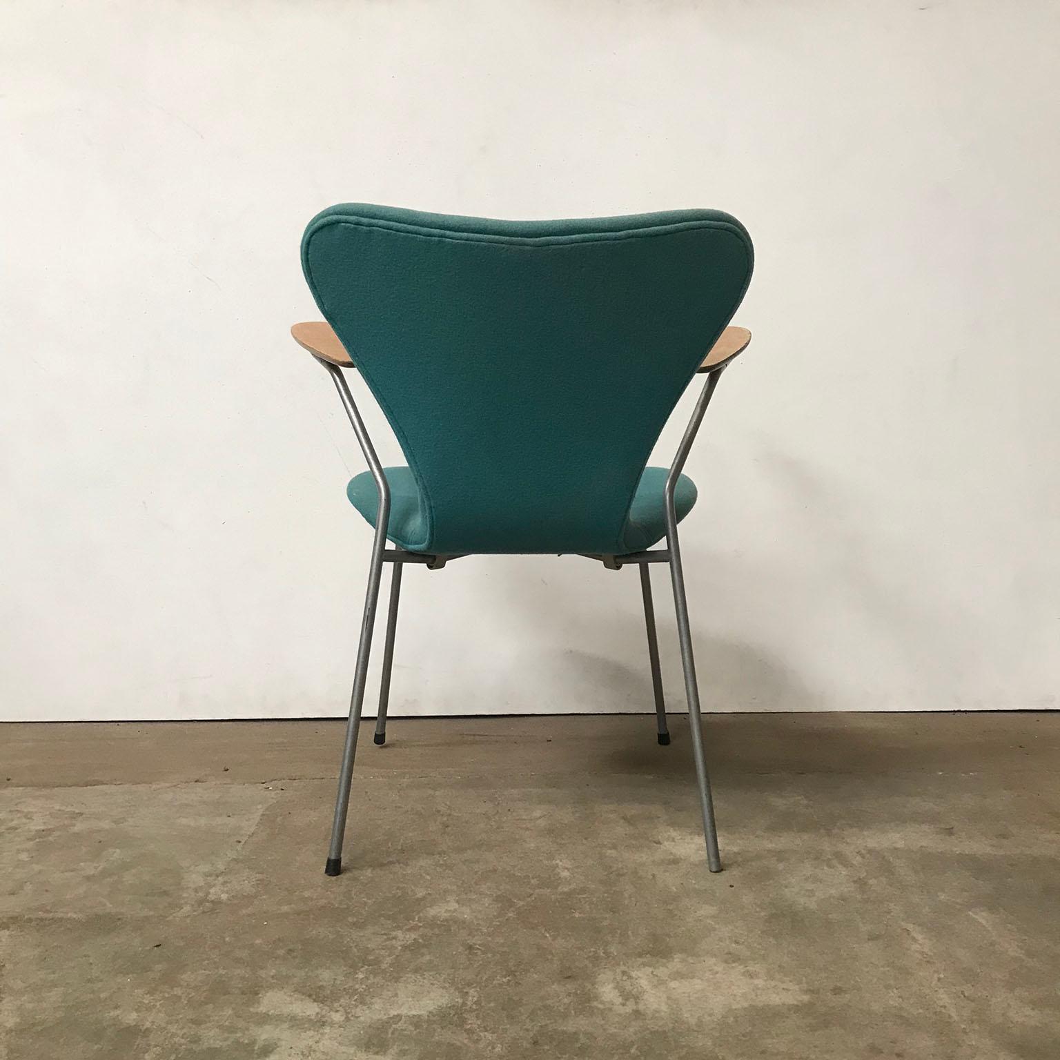 1955, Arne Jacobsen, Set di quattro poltrone a farfalla imbottite color turchese 3207 in vendita 11