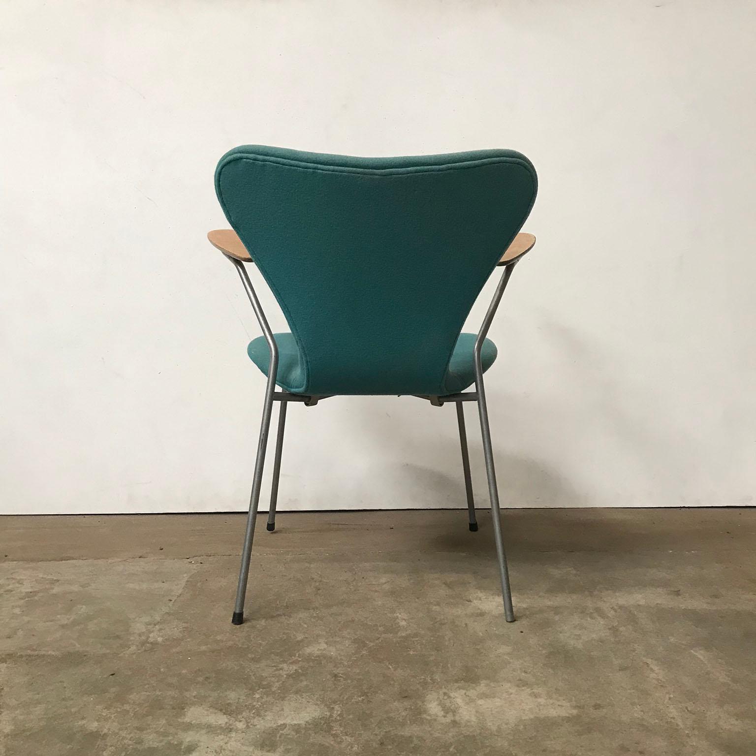 1955, Arne Jacobsen, Set of Four Turquoise Upholstered 3207 Butterfly Armchairs For Sale 11