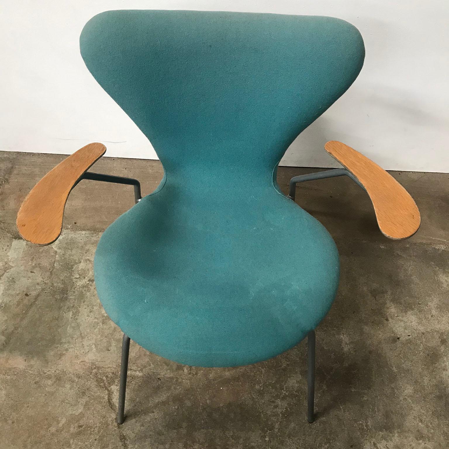 1955, Arne Jacobsen, Set of Four Turquoise Upholstered 3207 Butterfly Armchairs For Sale 12