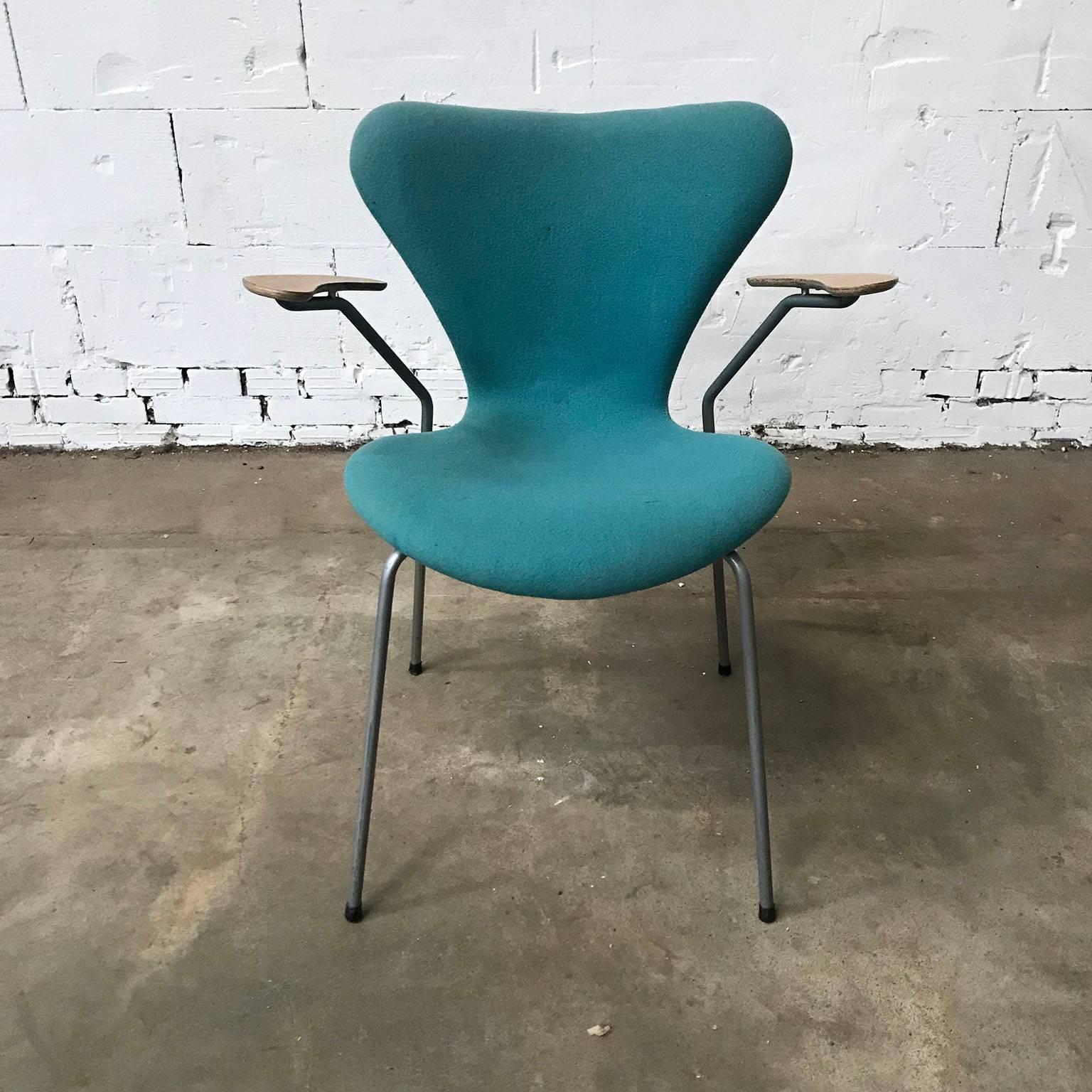 1955, Arne Jacobsen, Set of Four Turquoise Upholstered 3207 Butterfly Armchairs In Good Condition In Amsterdam IJMuiden, NL