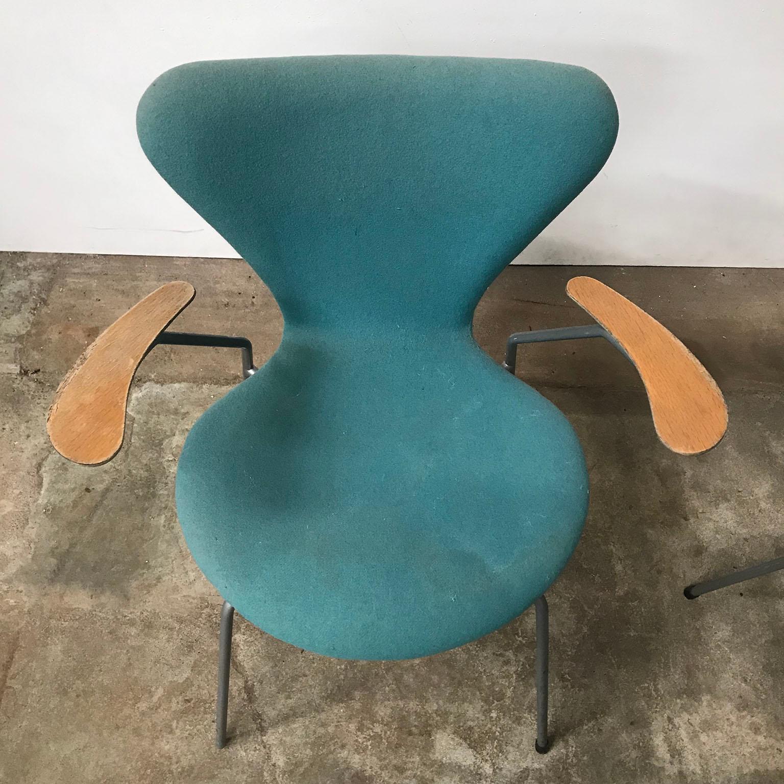 1955, Arne Jacobsen, Set of Four Turquoise Upholstered 3207 Butterfly Armchairs For Sale 1