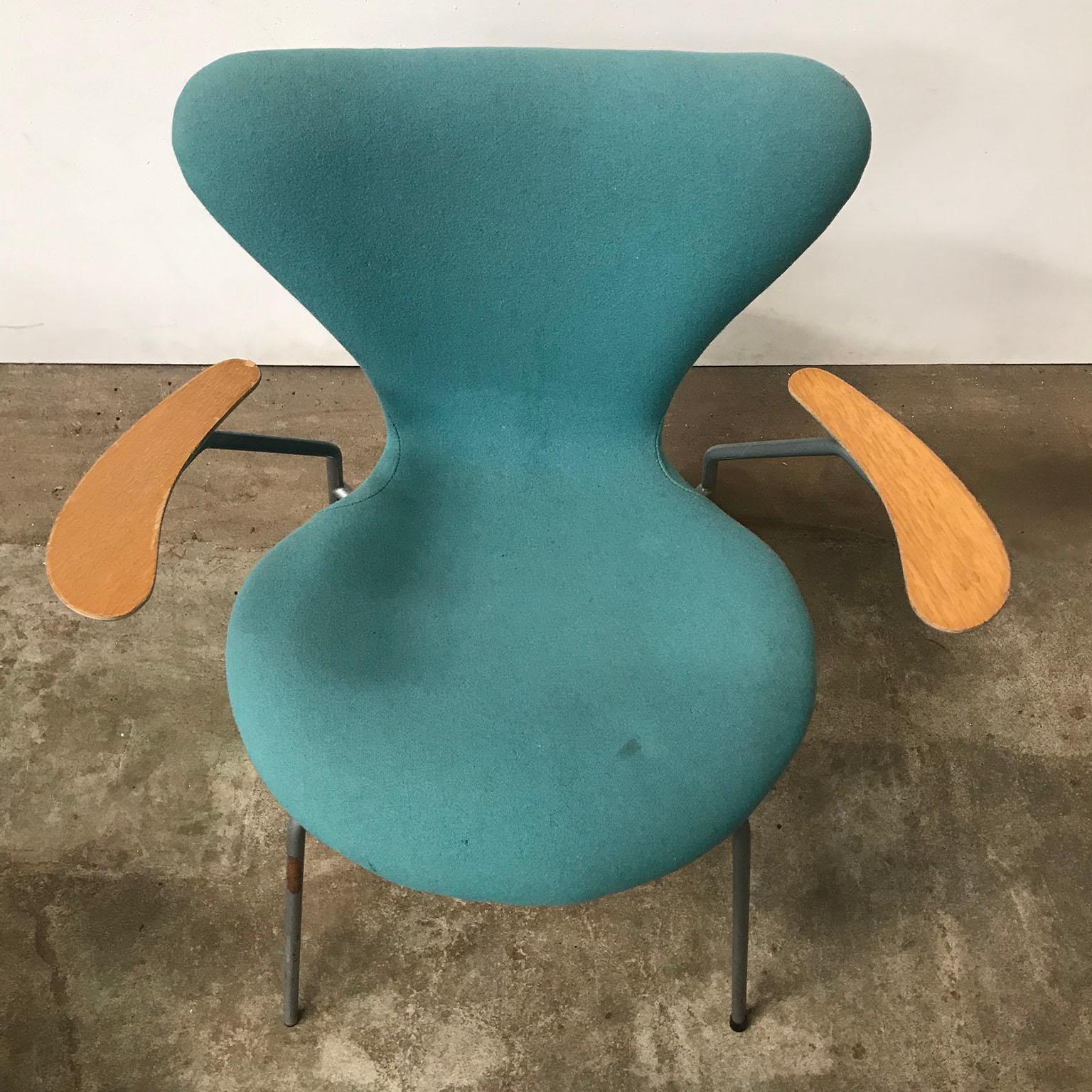 1955, Arne Jacobsen, Set of Four Turquoise Upholstered 3207 Butterfly Armchairs For Sale 2