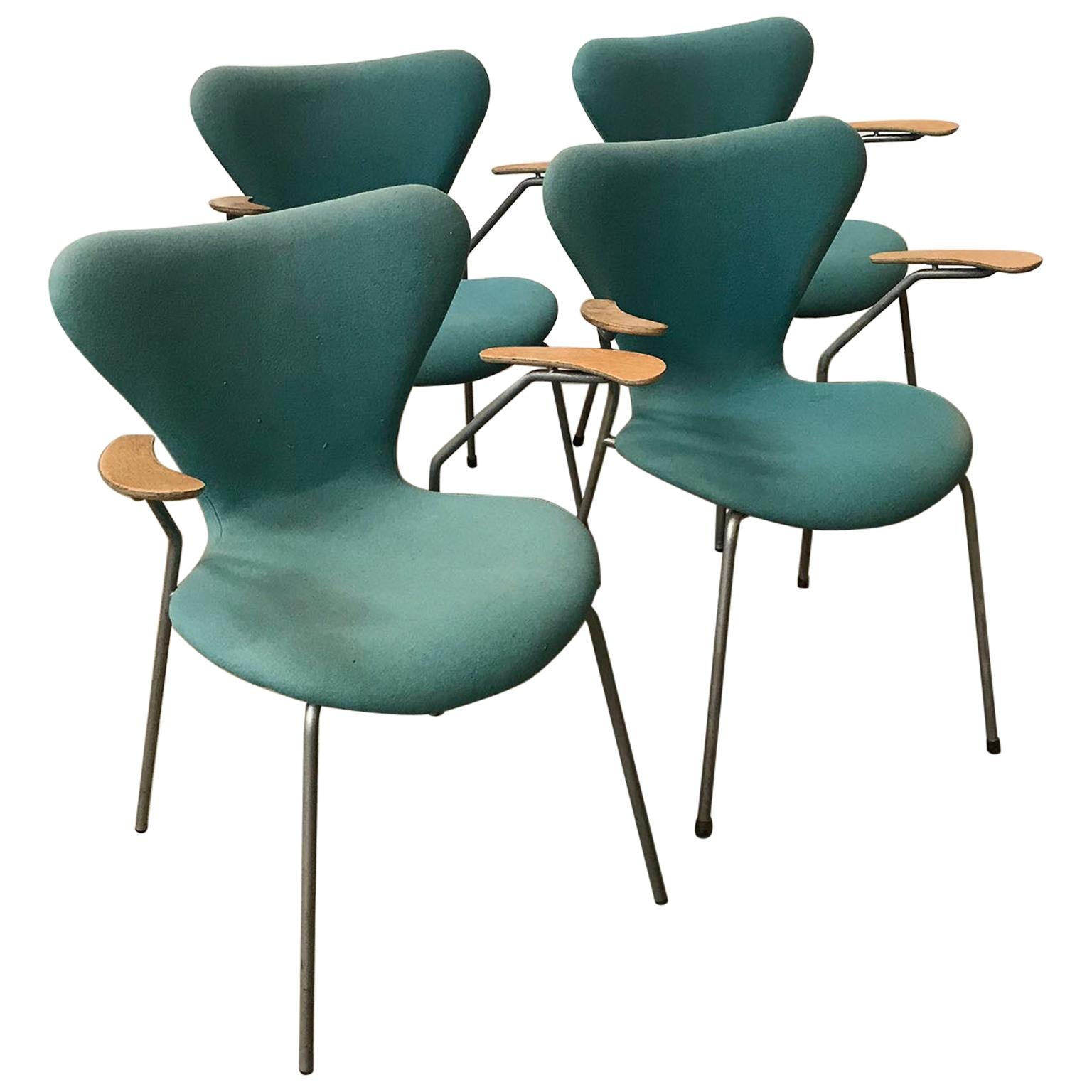 1955, Arne Jacobsen, Ensemble de quatre fauteuils papillon 3207 tapissés turquoise