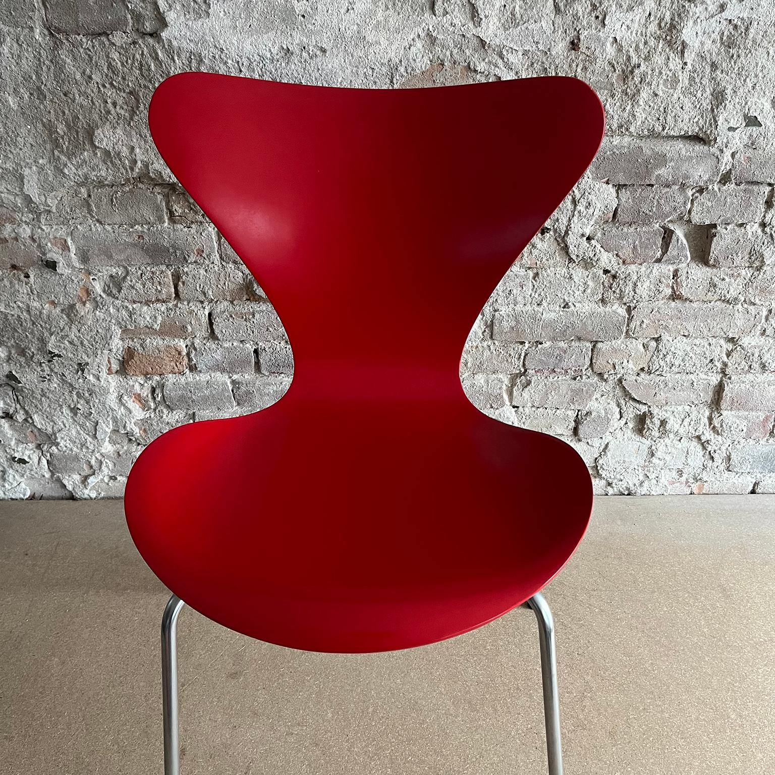 1955, Arne Jacobsen, Set of Two Early Vintage Red Painted 3107 Butterfly Chairs For Sale 2