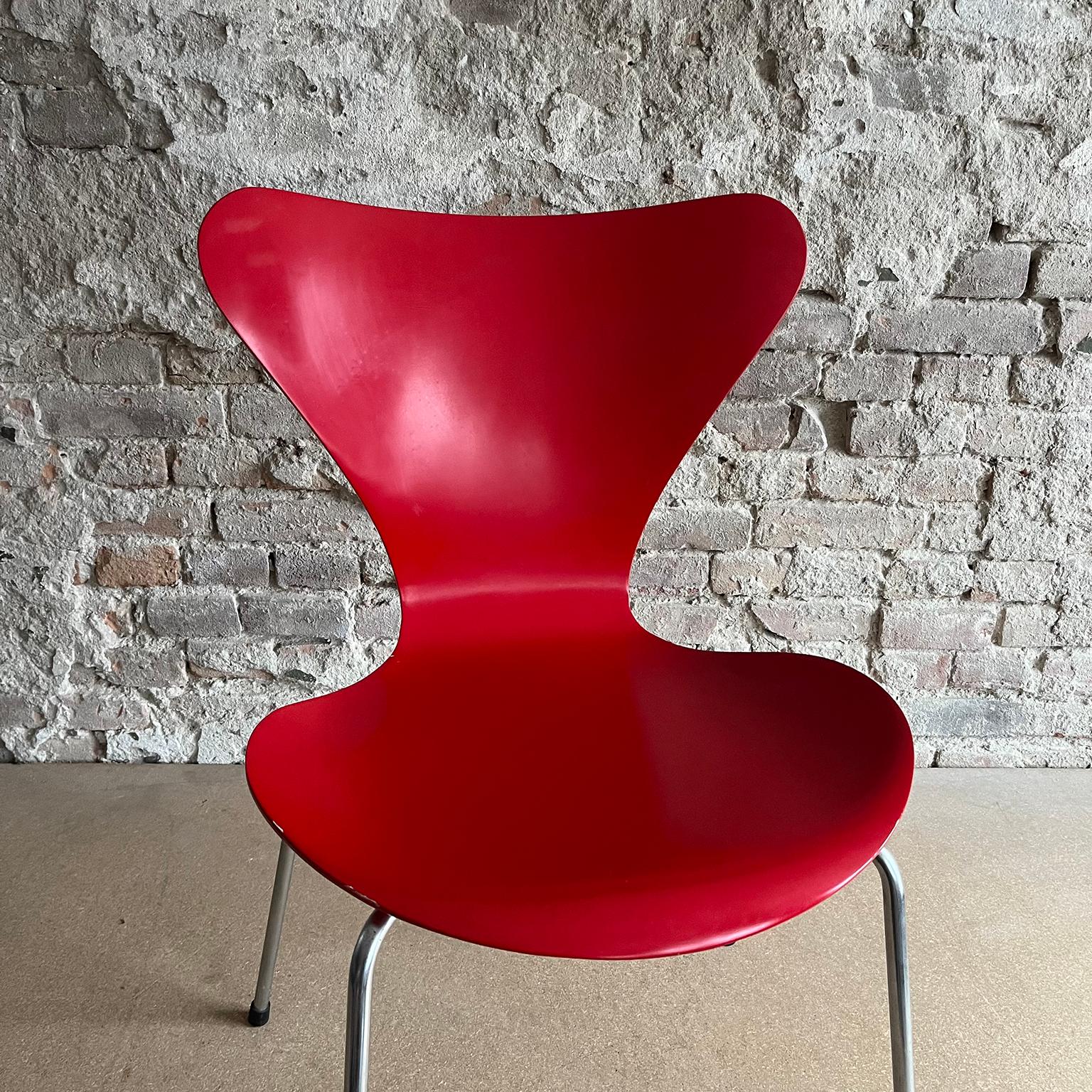 1955, Arne Jacobsen, Set of Two Early Vintage Red Painted 3107 Butterfly Chairs For Sale 5