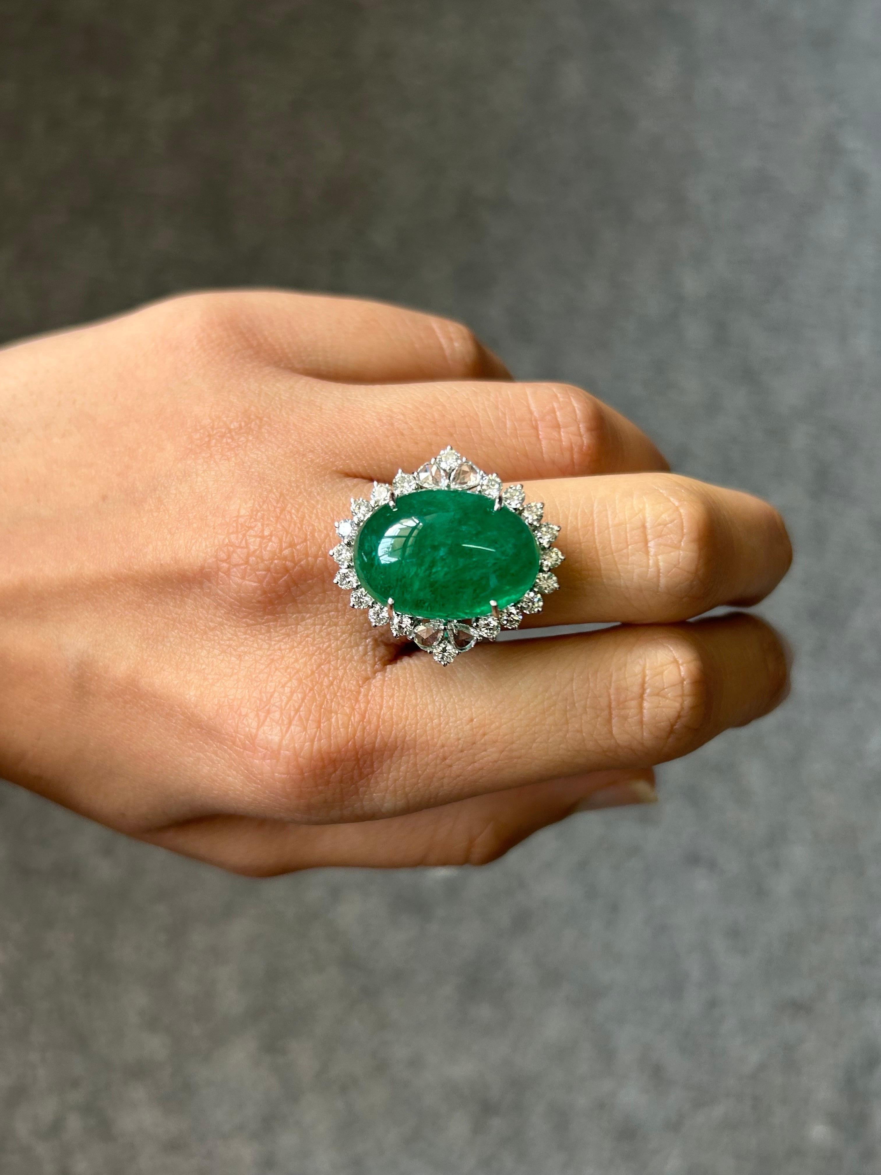19,55 Karat Smaragd-Cabochon und Diamant-Cocktail-Verlobungsring im Zustand „Neu“ in Bangkok, Thailand