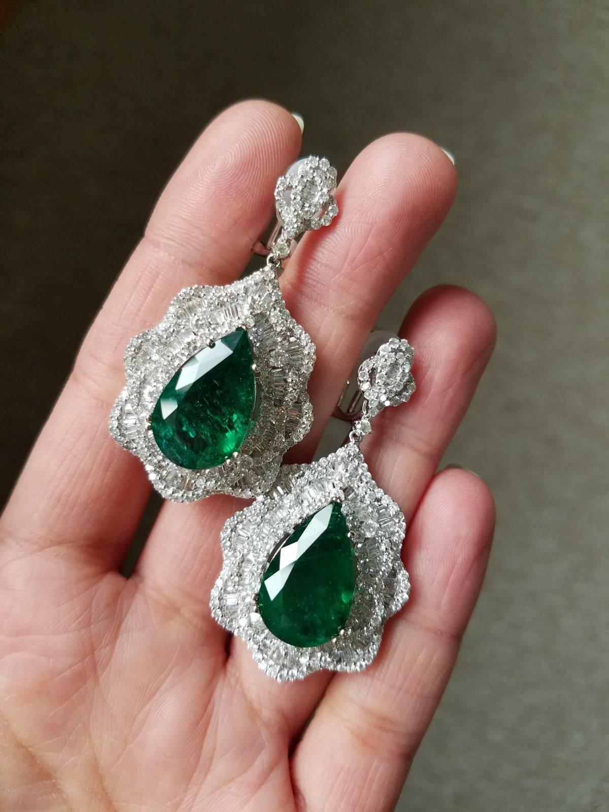 A beautiful pair of statement dangling earrings, using high-quality Zambian Emeralds and Diamonds, all set in 18K white gold. The earrings are not stiff and there is movement in the earrings.

Material Details:

Zambian Emerald - 19.55