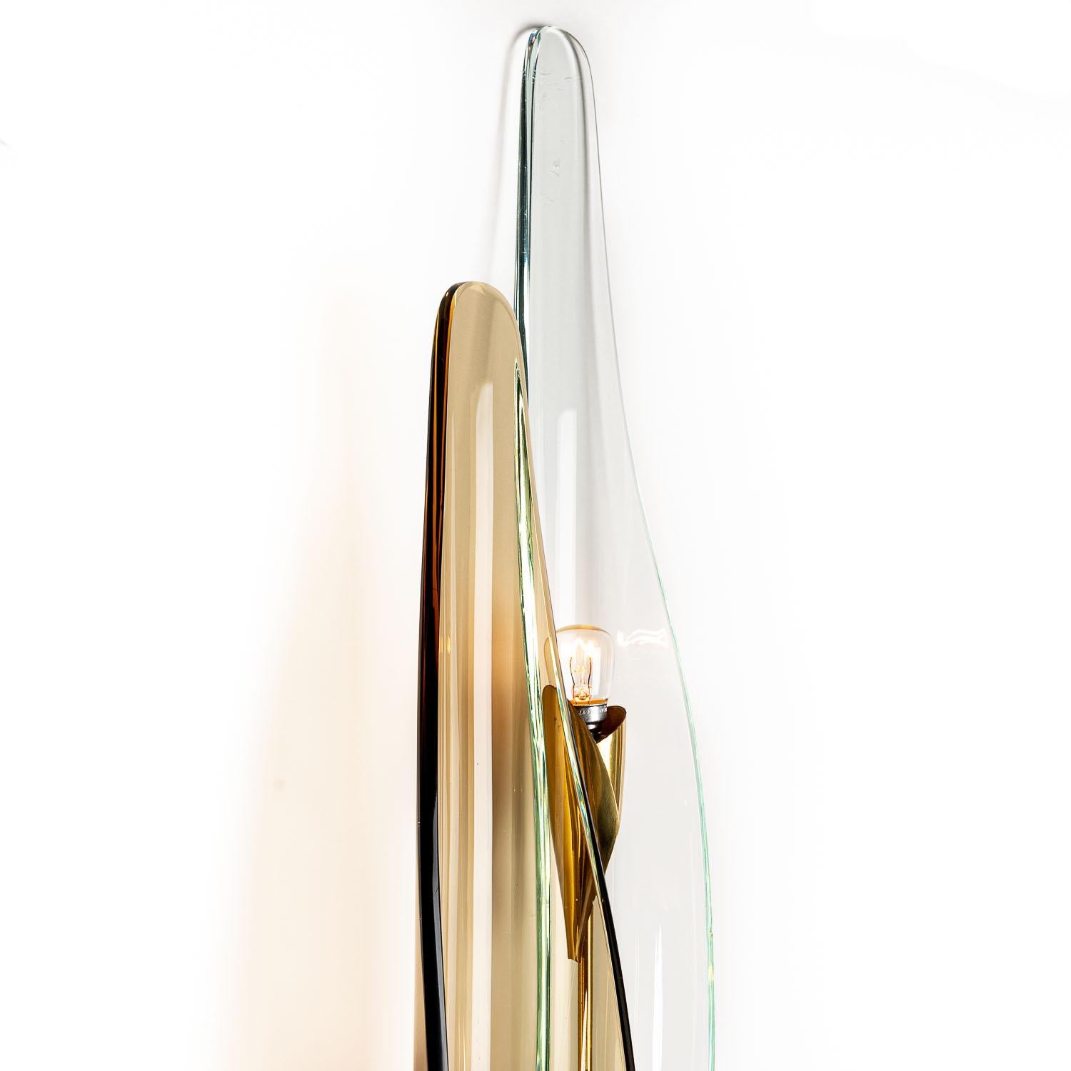 1955, “Dahlia” Glass and Brass Wall Light by Max Ingrand for Fontana Arte In Good Condition For Sale In Schoorl, NL