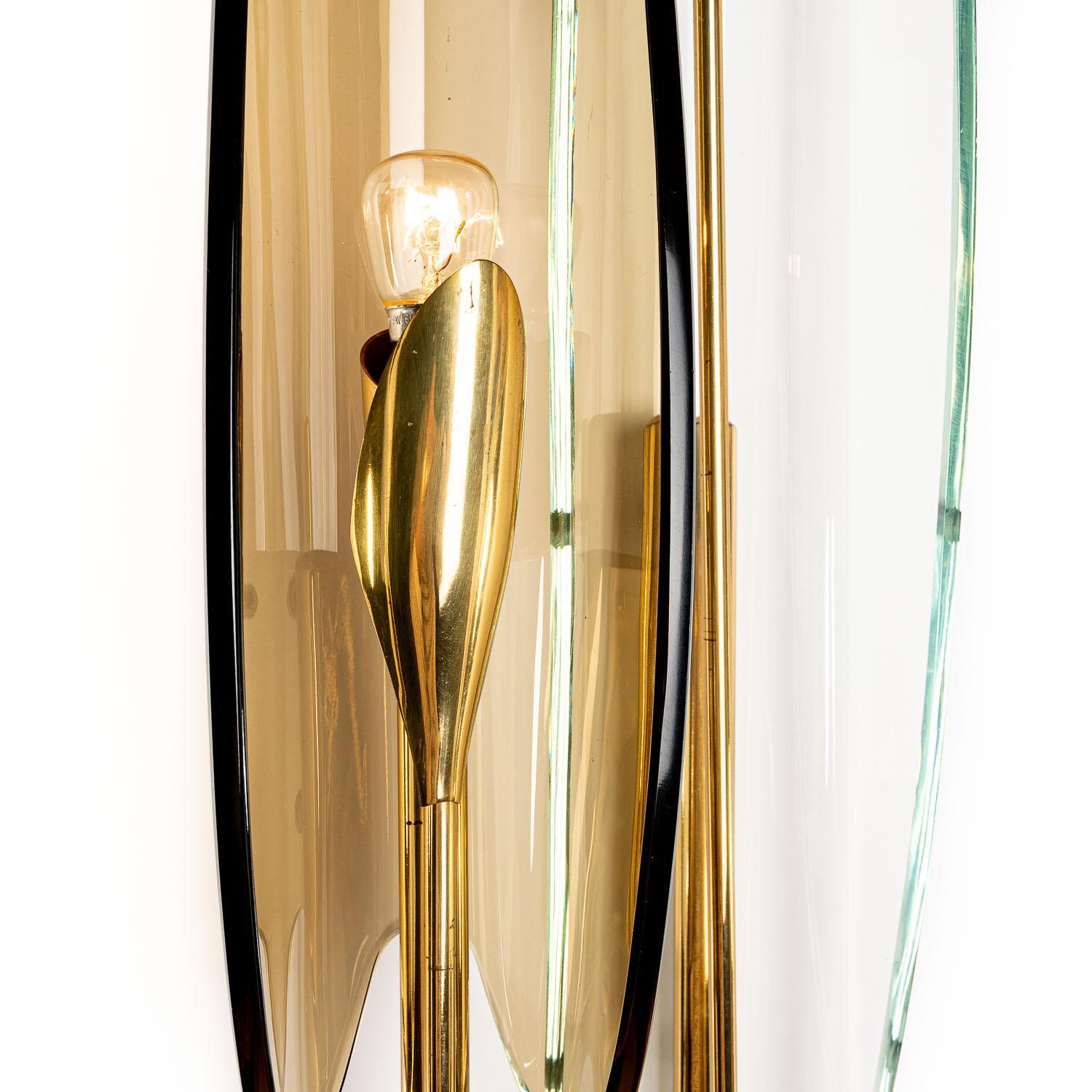 1955, “Dahlia” Glass and Brass Wall Light by Max Ingrand for Fontana Arte For Sale 1