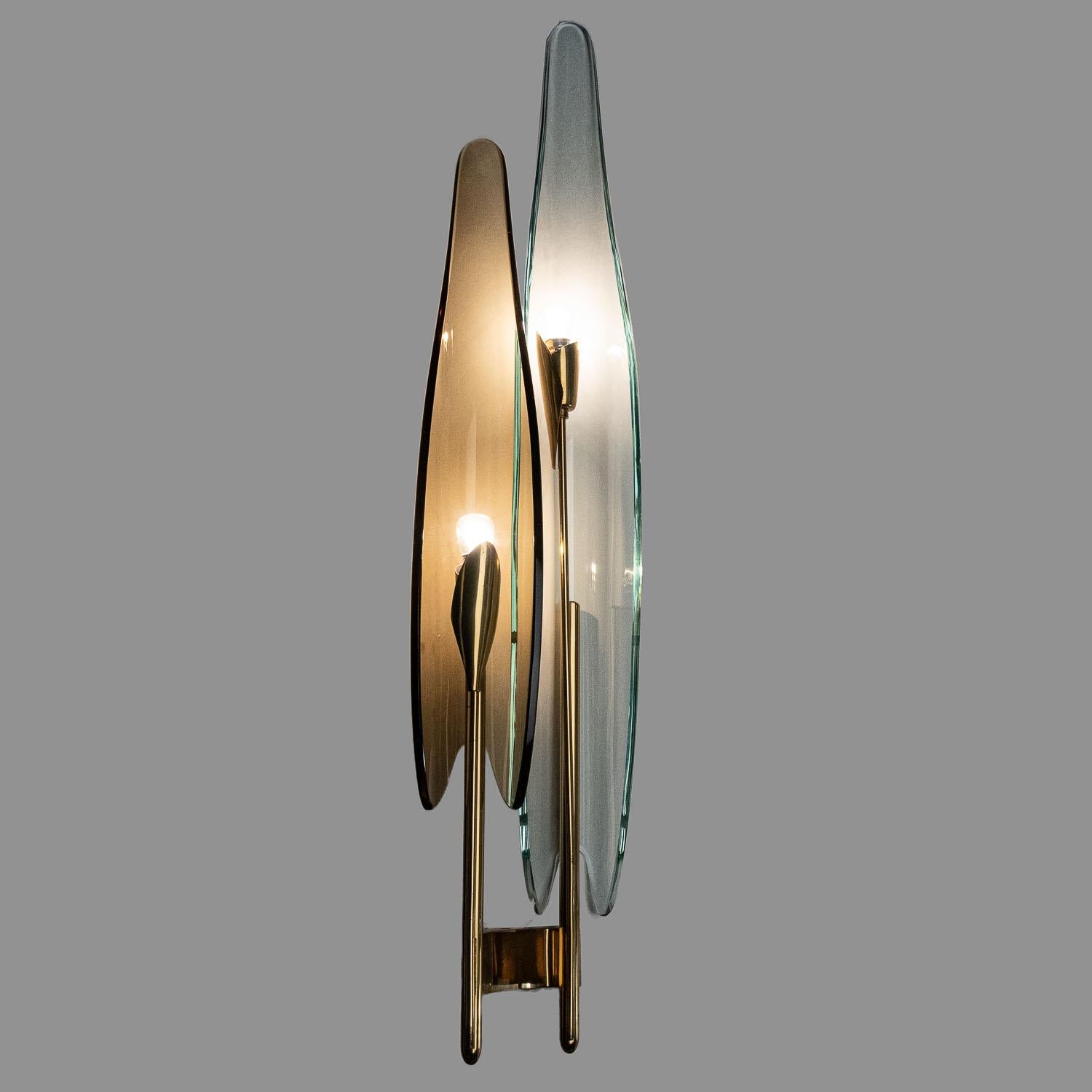 1955, “Dahlia” Glass and Brass Wall Light by Max Ingrand for Fontana Arte For Sale 2