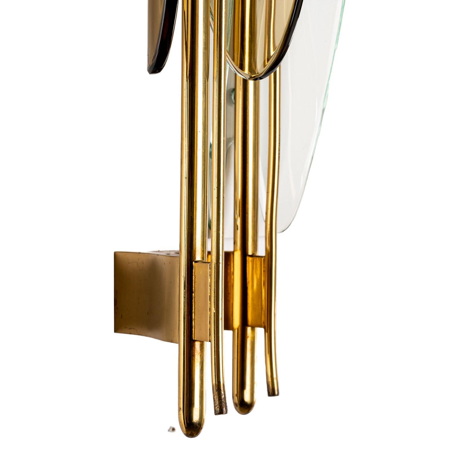 1955, “Dahlia” Glass and Brass Wall Light by Max Ingrand for Fontana Arte For Sale 4