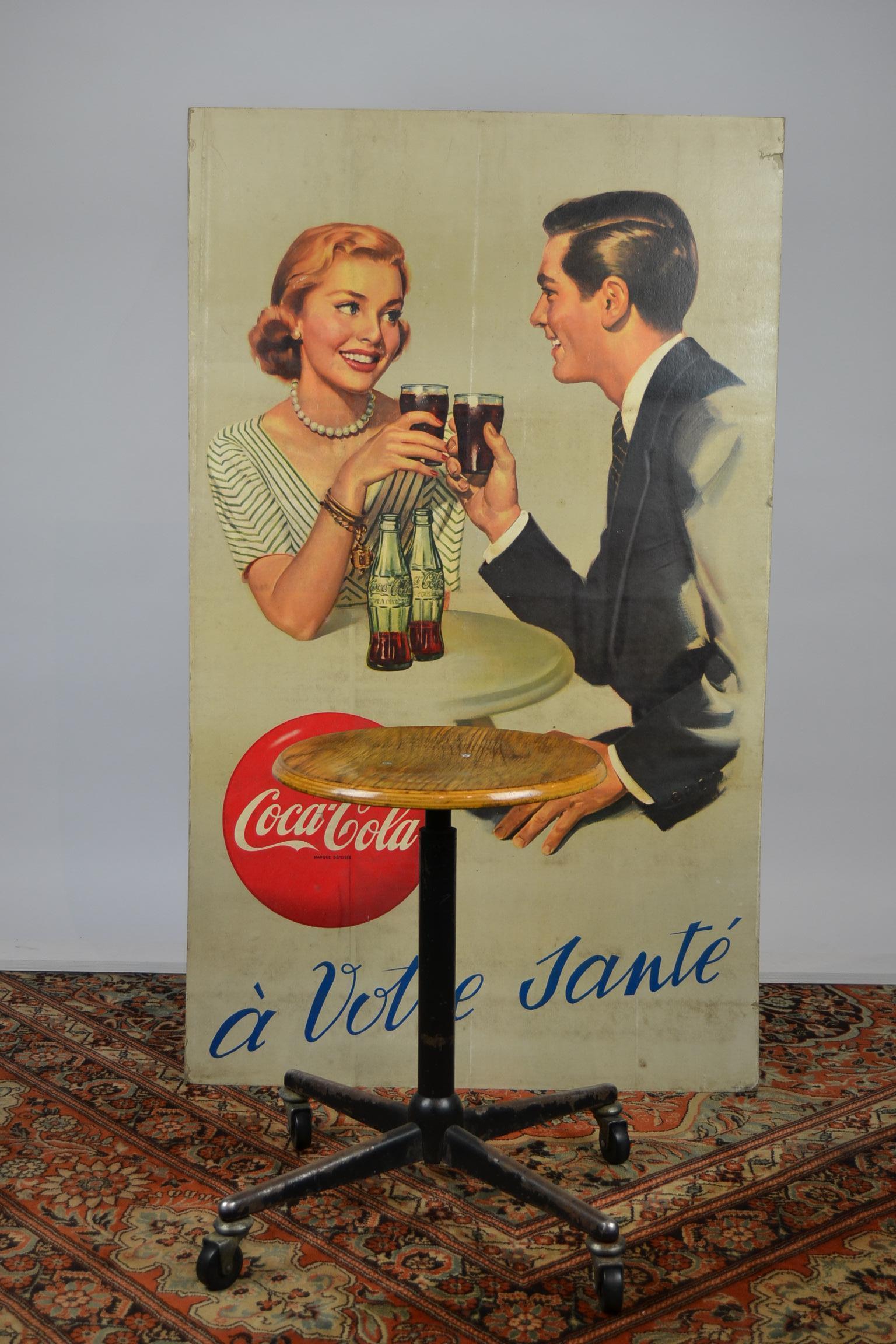 Eleganza della metà del secolo scorso: Coca Cola Store Display Cardboard Affiche - Sign. 
Insegna pubblicitaria originale del 1955 - Timbro fiscale sul retro. 
Una coppia di innamorati che ha un appuntamento e beve un bicchiere di Coca