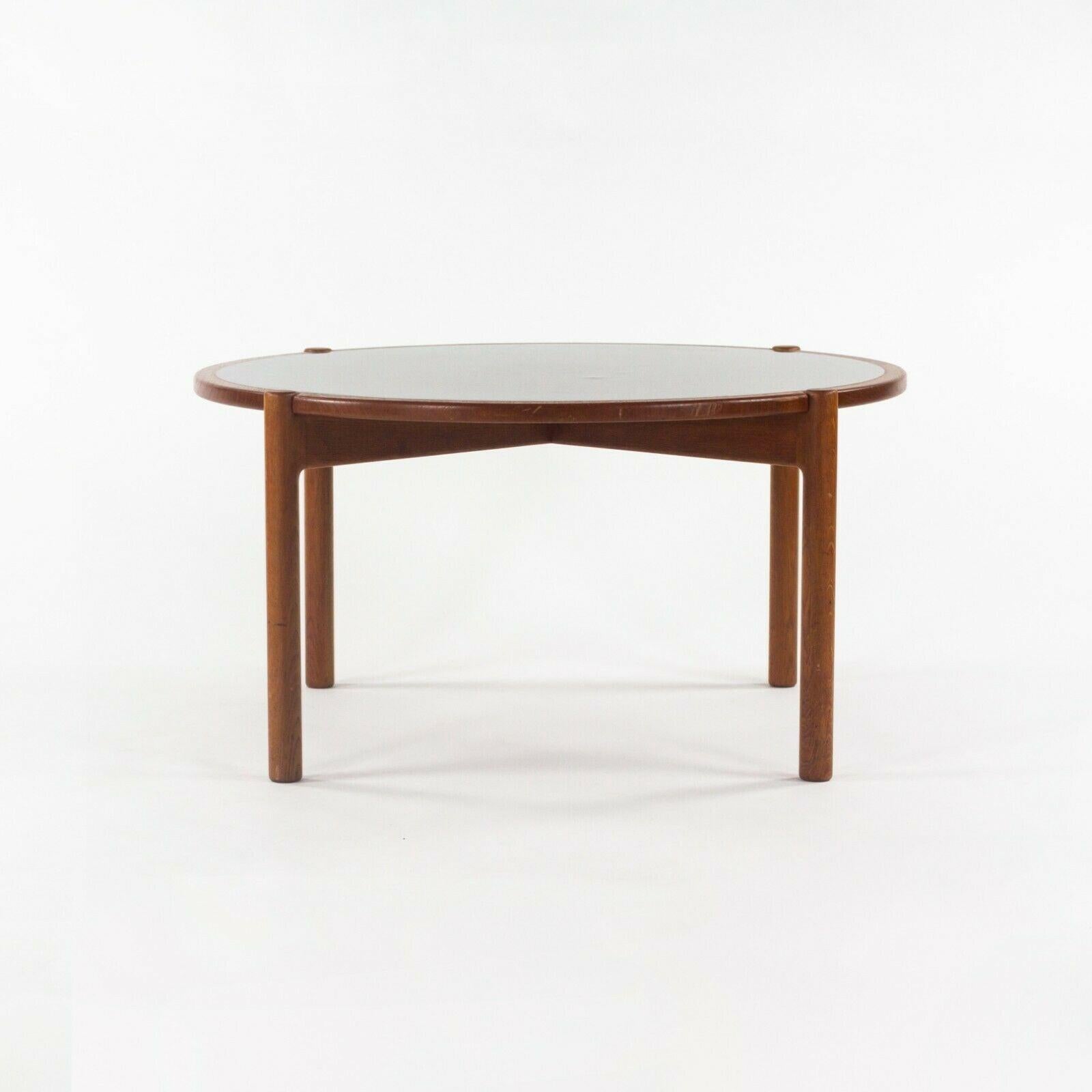 1955 Table basse / d'appoint à plateau réversible Hans Wegner pour Johannes Hansen en Oak Bon état - En vente à Philadelphia, PA