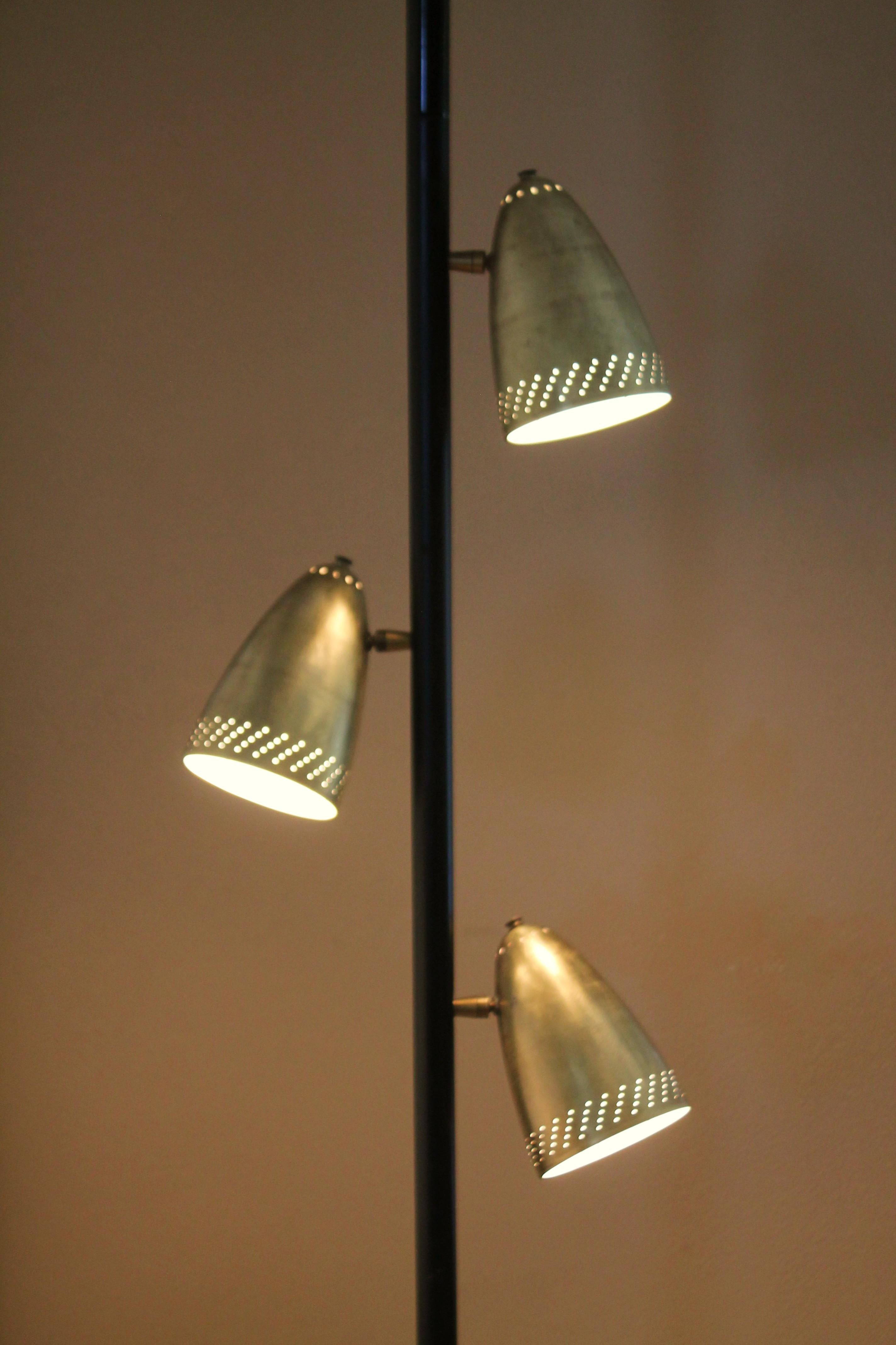 1955! Moderne Tension Pole Lampe aus Messing mit Sternlichtschirmen aus der Stiffel-Ära, Mitte des Jahrhunderts (Moderne der Mitte des Jahrhunderts) im Angebot