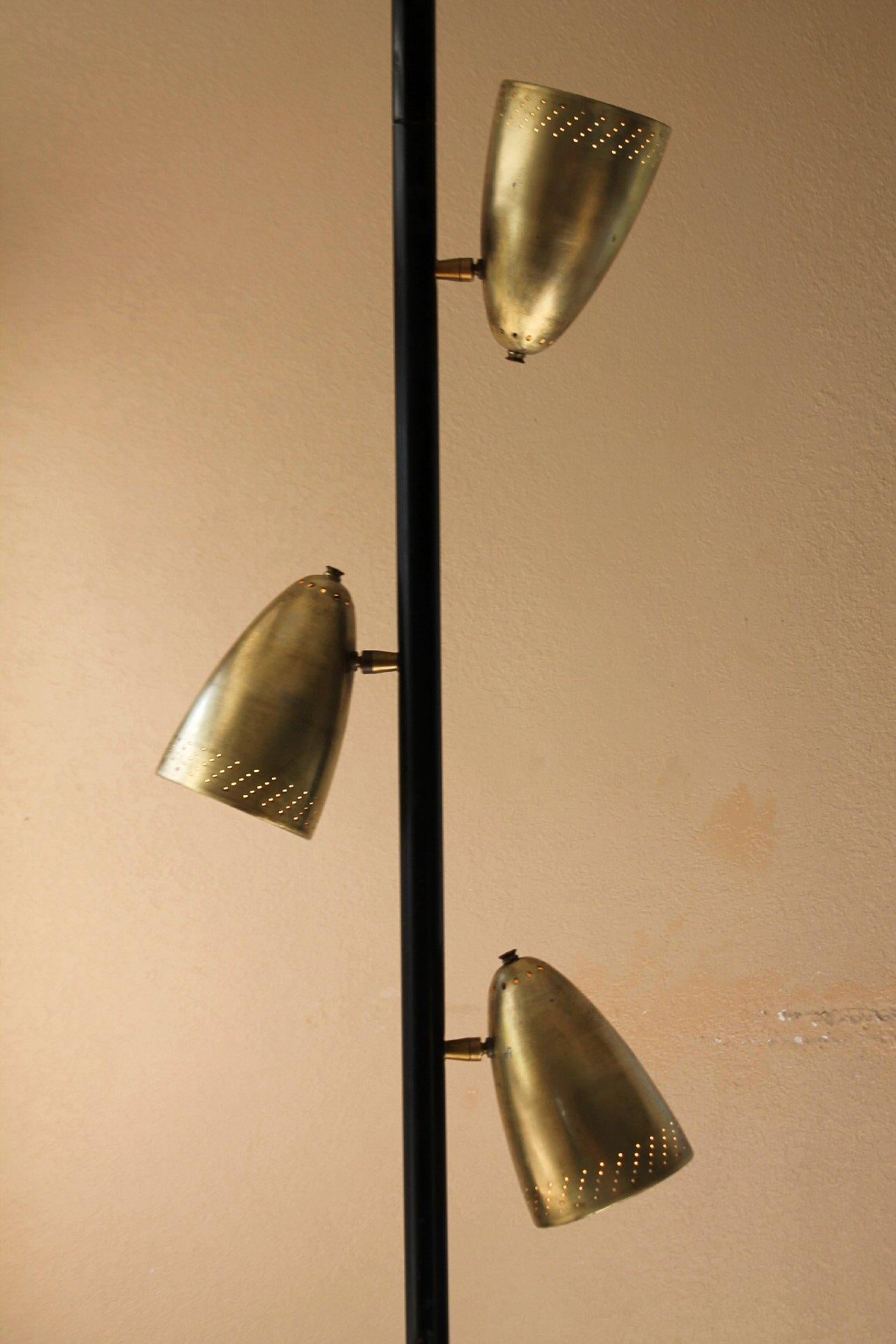 1955! Moderne Tension Pole Lampe aus Messing mit Sternlichtschirmen aus der Stiffel-Ära, Mitte des Jahrhunderts (amerikanisch) im Angebot