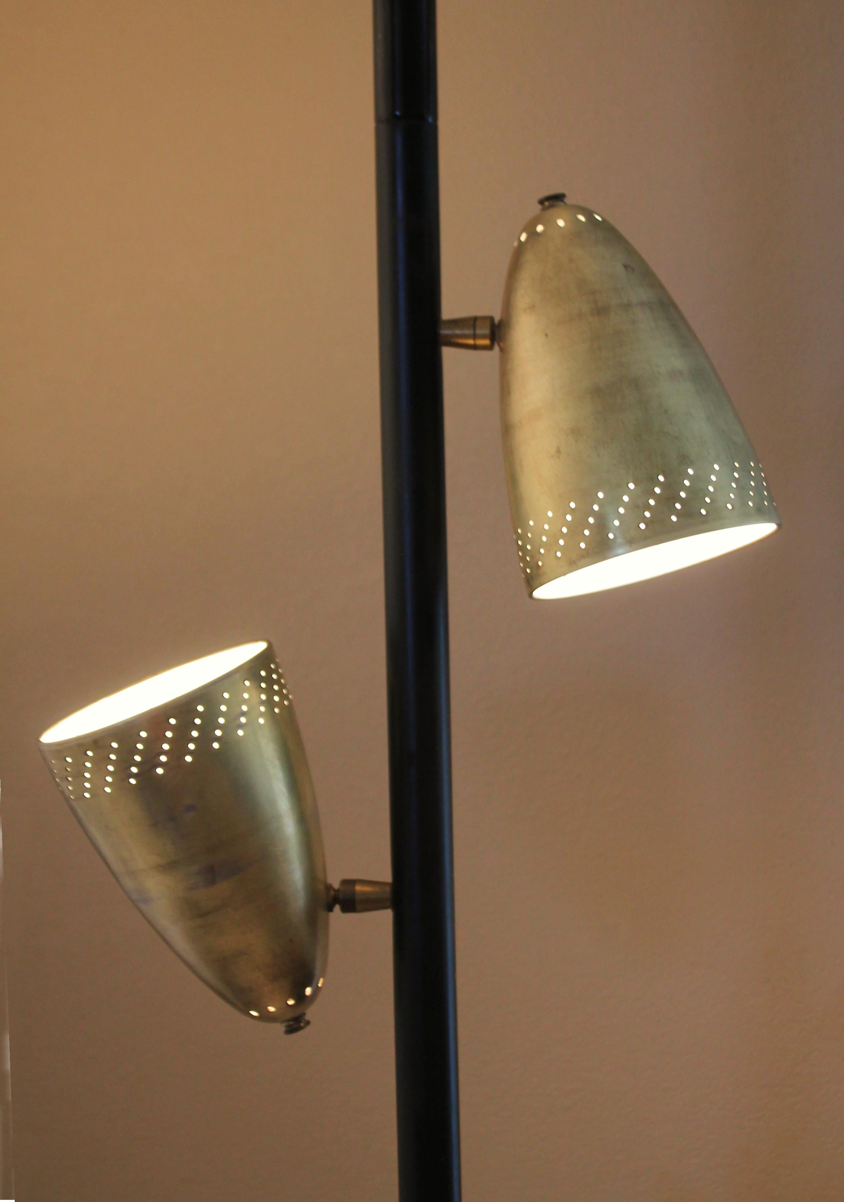 1955! Moderne Tension Pole Lampe aus Messing mit Sternlichtschirmen aus der Stiffel-Ära, Mitte des Jahrhunderts (20. Jahrhundert) im Angebot
