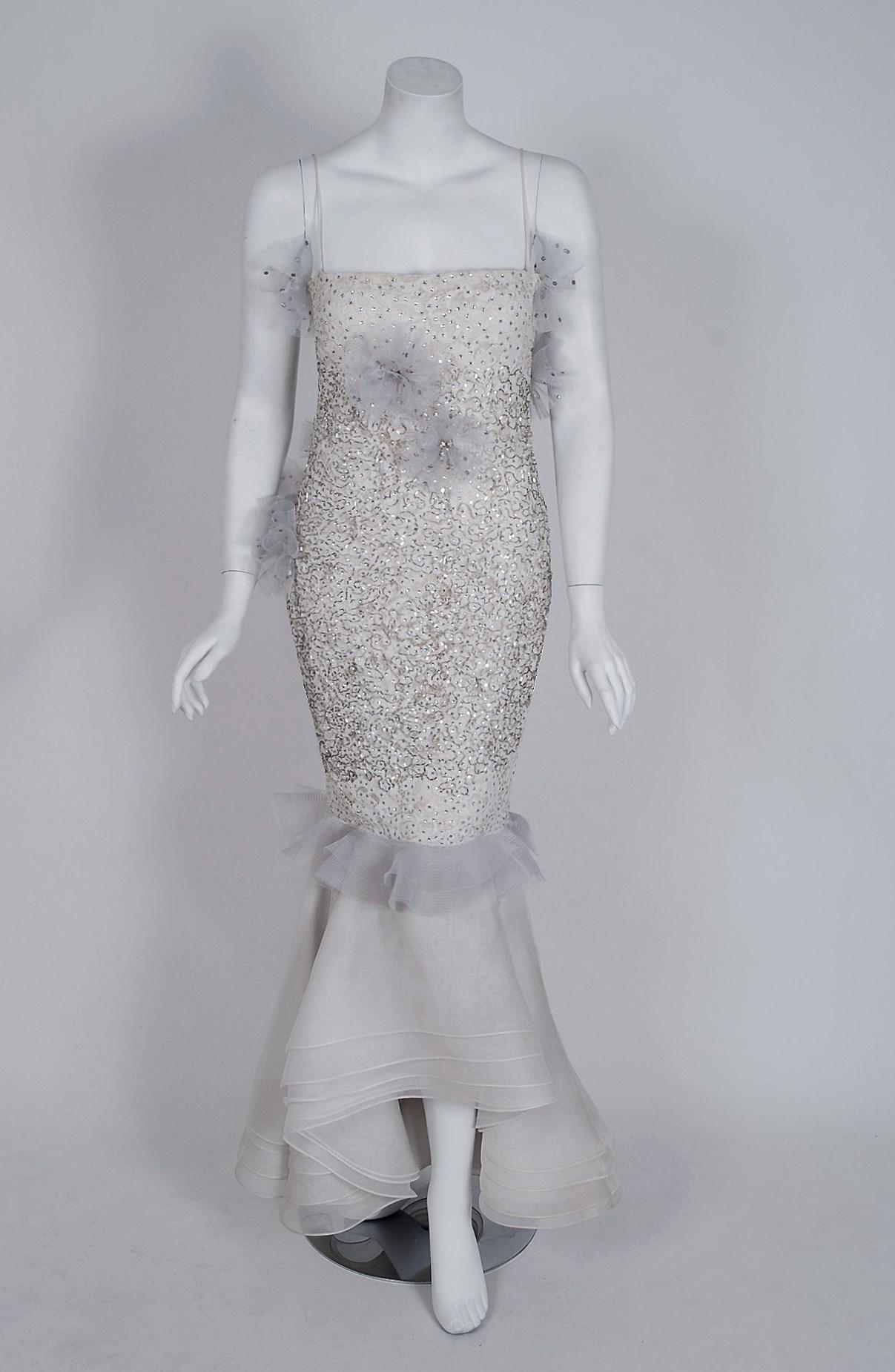 Wunderschönes maßgeschneidertes Kleid von Nina Ricci aus der Couture-Kollektion von 1955. Das französische Modehaus Nina Ricci:: bekannt für seine feminine:: damenhafte Kleidung:: ist seit langem der Inbegriff des Pariser Chic. Elegante Französinnen