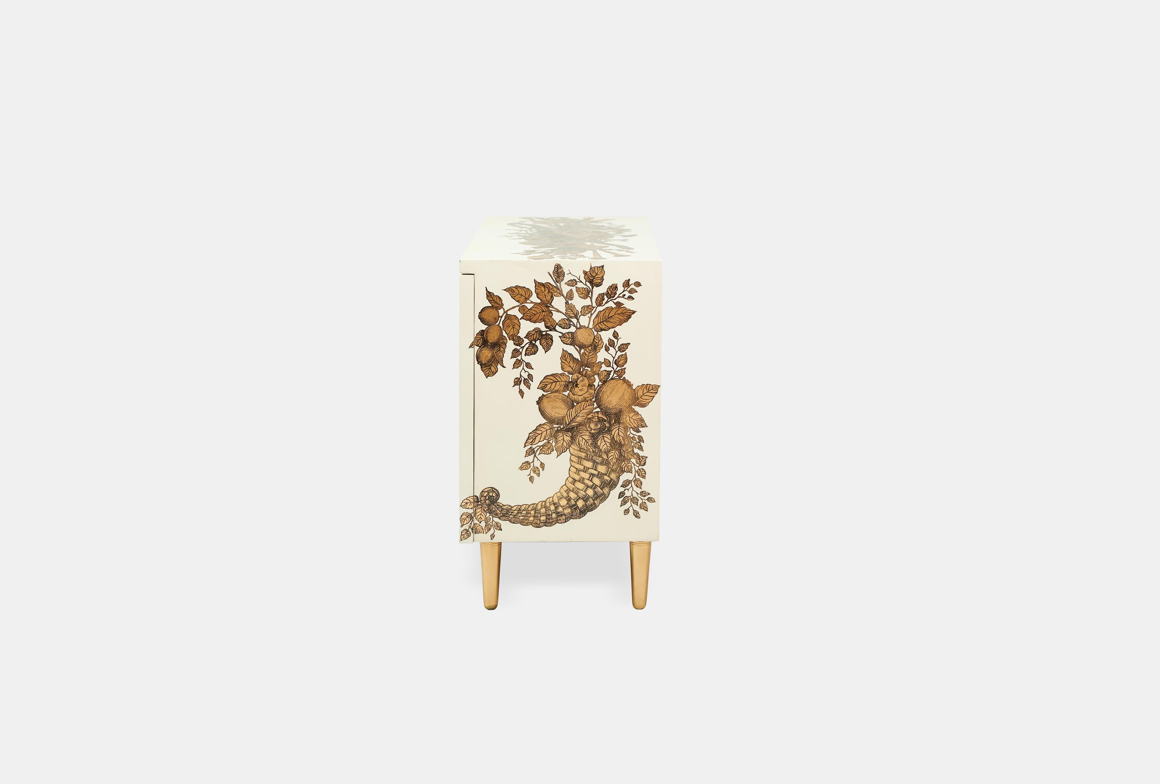 1955 Piero Fornasetti Armario Madera Impresa Latón Laca Oro Crema Italiano Moderno de mediados de siglo en venta
