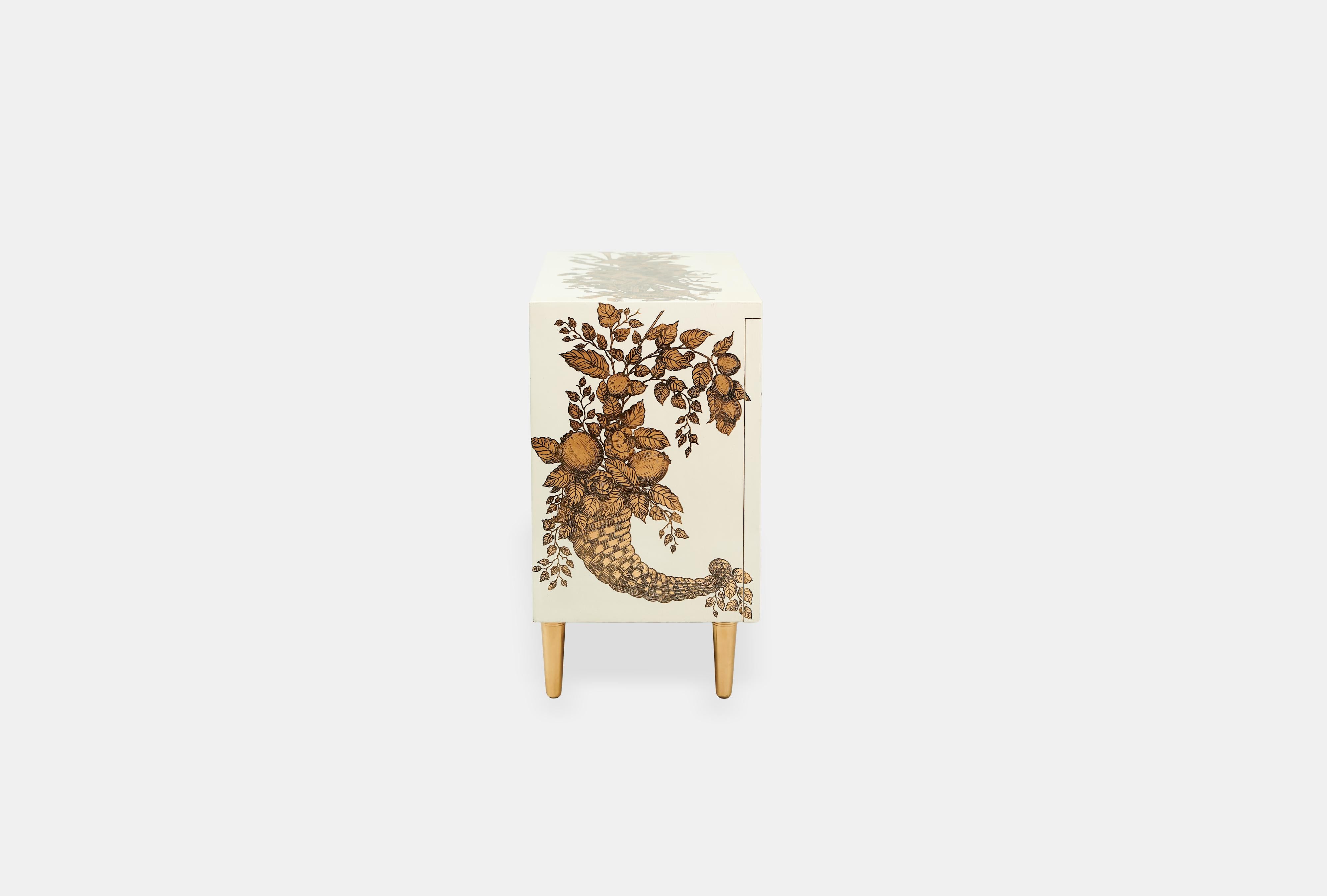 1955 Piero Fornasetti Armario Madera Impresa Latón Laca Oro Crema Italiano en Bueno estado para la venta en Milano, IT